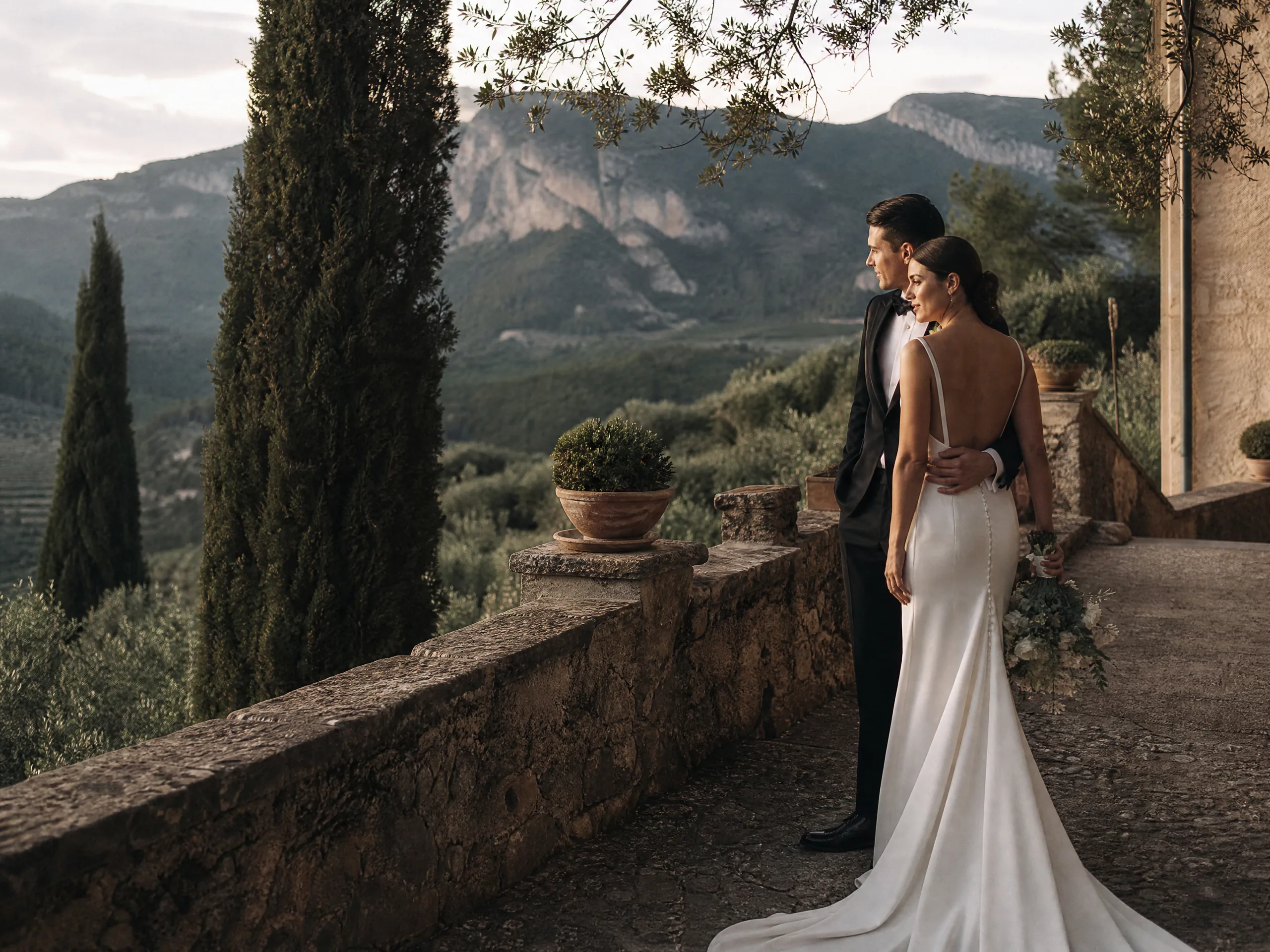 Destination wedding in Spain: Help International Guests Choose eSIMs, Local SIMs, or Roaming Before Travel