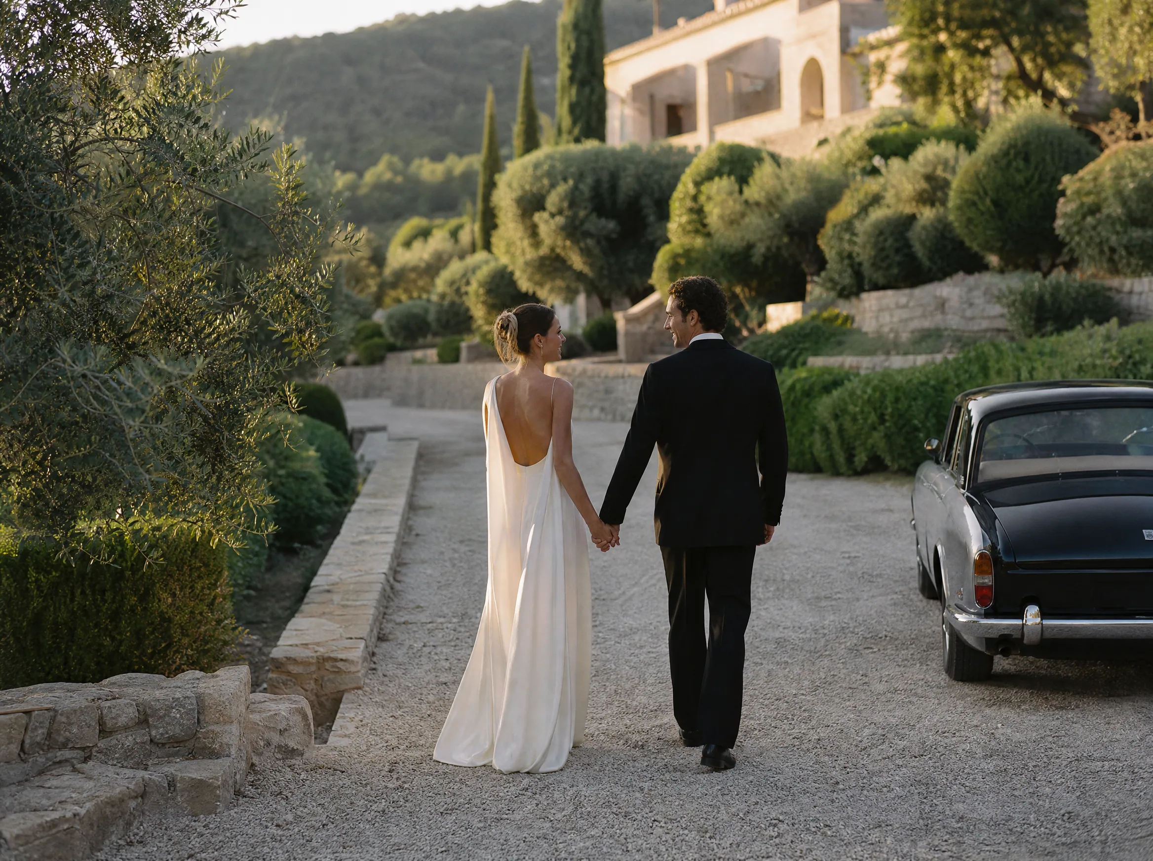 Destination wedding in Spain: Decide taxi vs. pre-booked transfer by venue reality