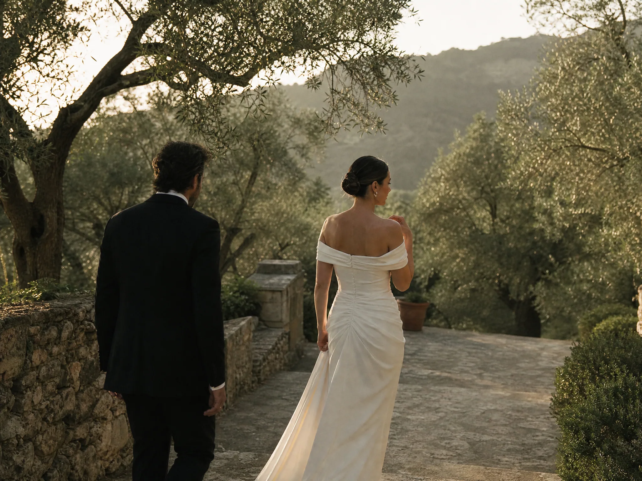 Destination wedding in Spain: Time assembly so bags arrive before the first guest