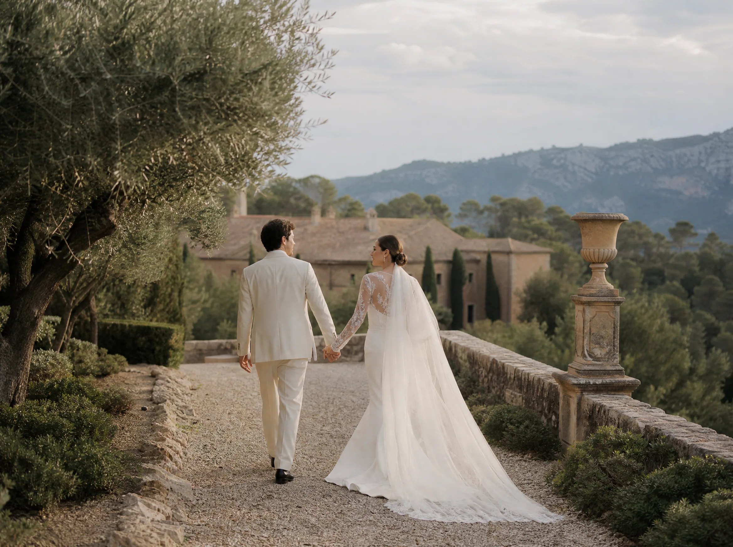 Destination wedding in Spain: Build bilingual briefs and reference photos