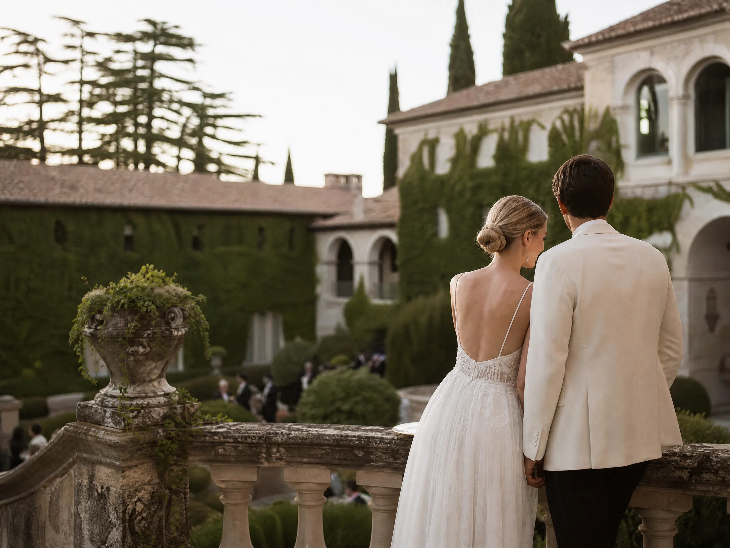 Luxury wedding detail: Build a region-specific app shortlist before guests land
