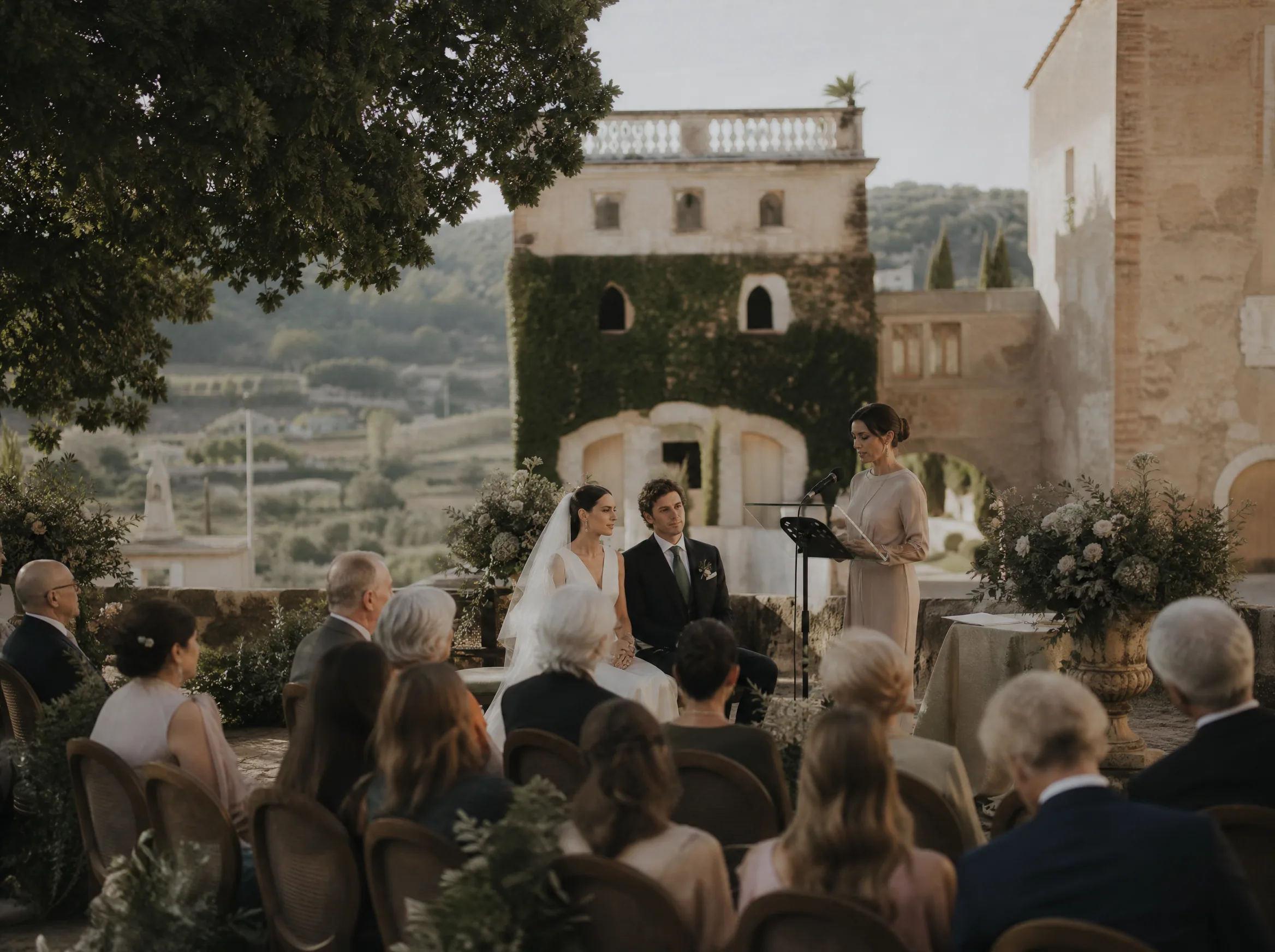 Wedding ceremony in Spain: Explain las arras without turning the aisle into a lecture
