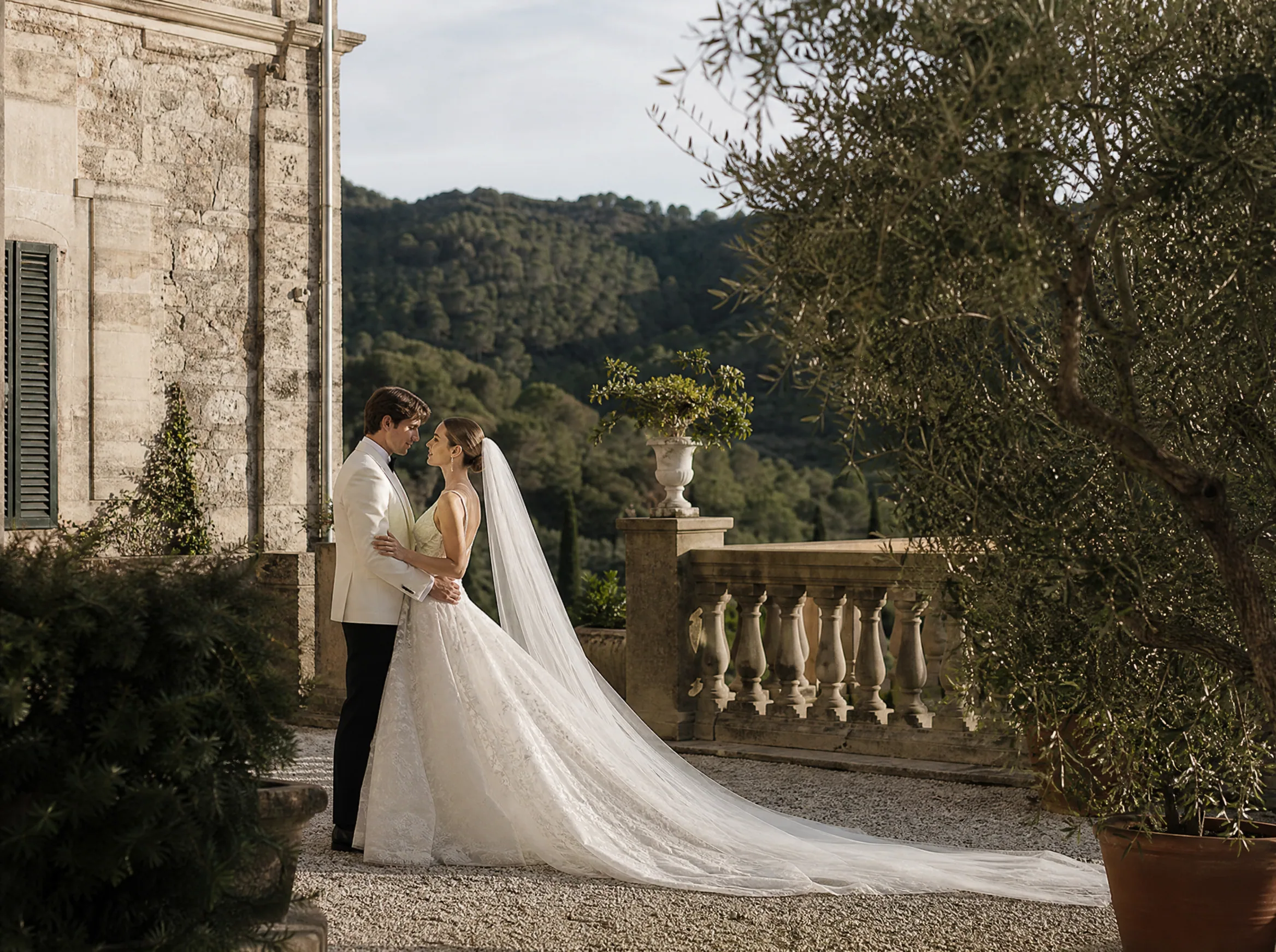 Destination wedding in Spain: Assign channels and label everything in plain guest language