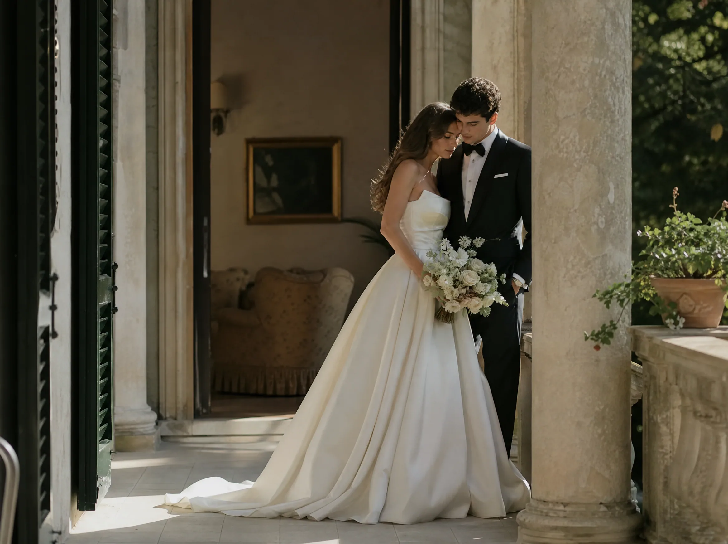 Luxury wedding detail: Monitor Renfe, Metro, and Local Bus Alerts Early