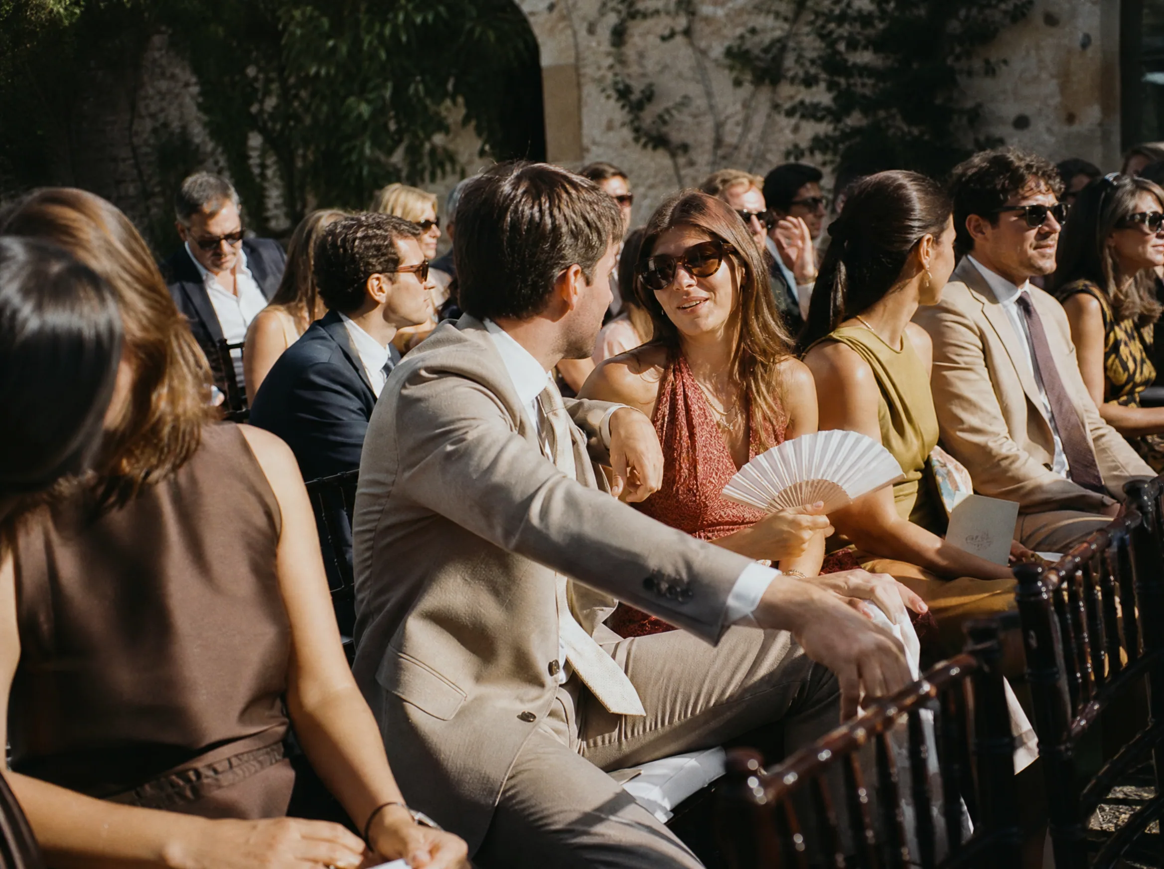 Wedding ceremony in Spain: Explain sides, mixed seating, and cultural defaults