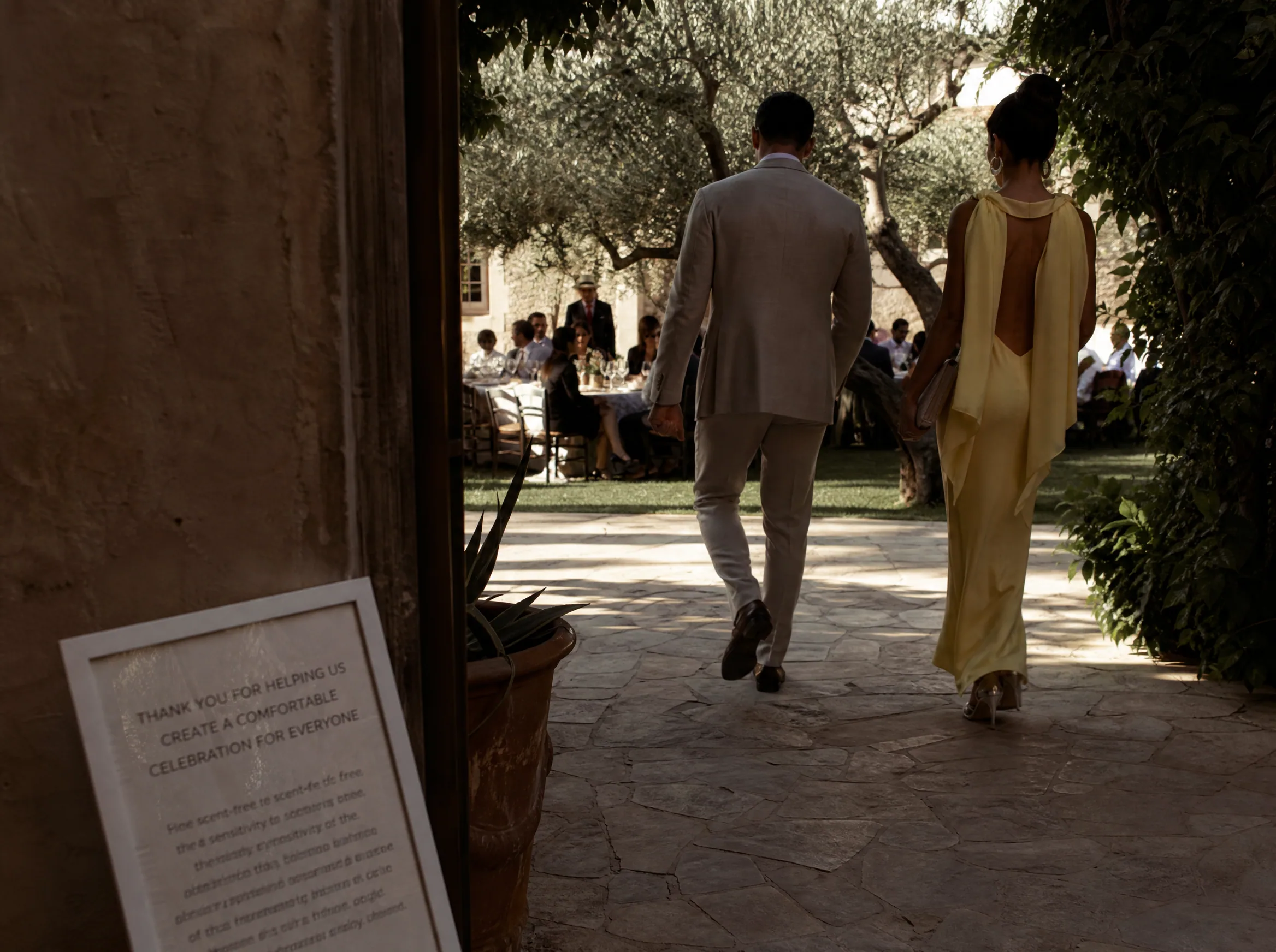 Destination wedding in Spain: Create a fragrance-sensitive seating buffer