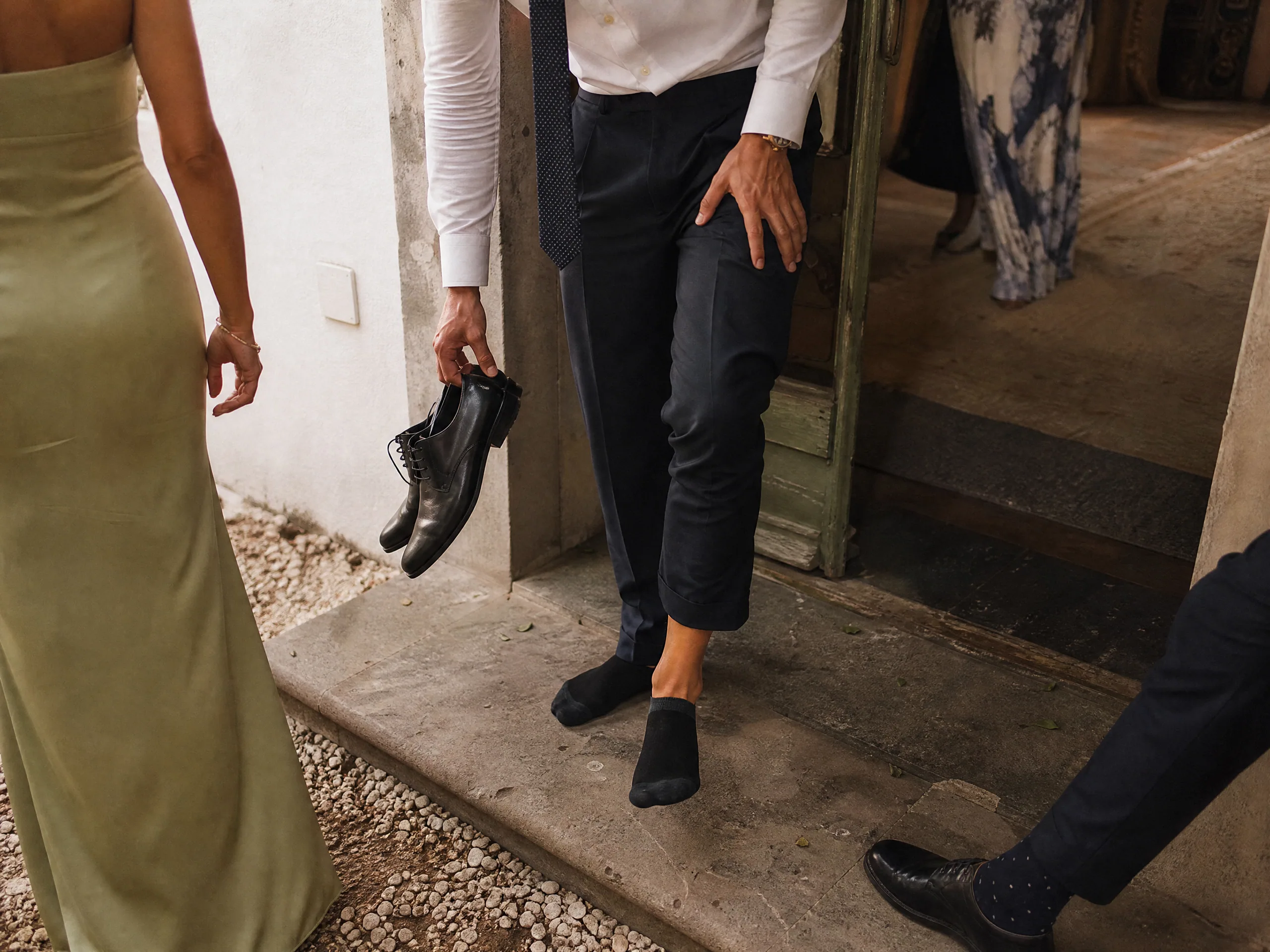 Destination wedding in Spain: Protect hems, suit trousers, and ceremony textiles