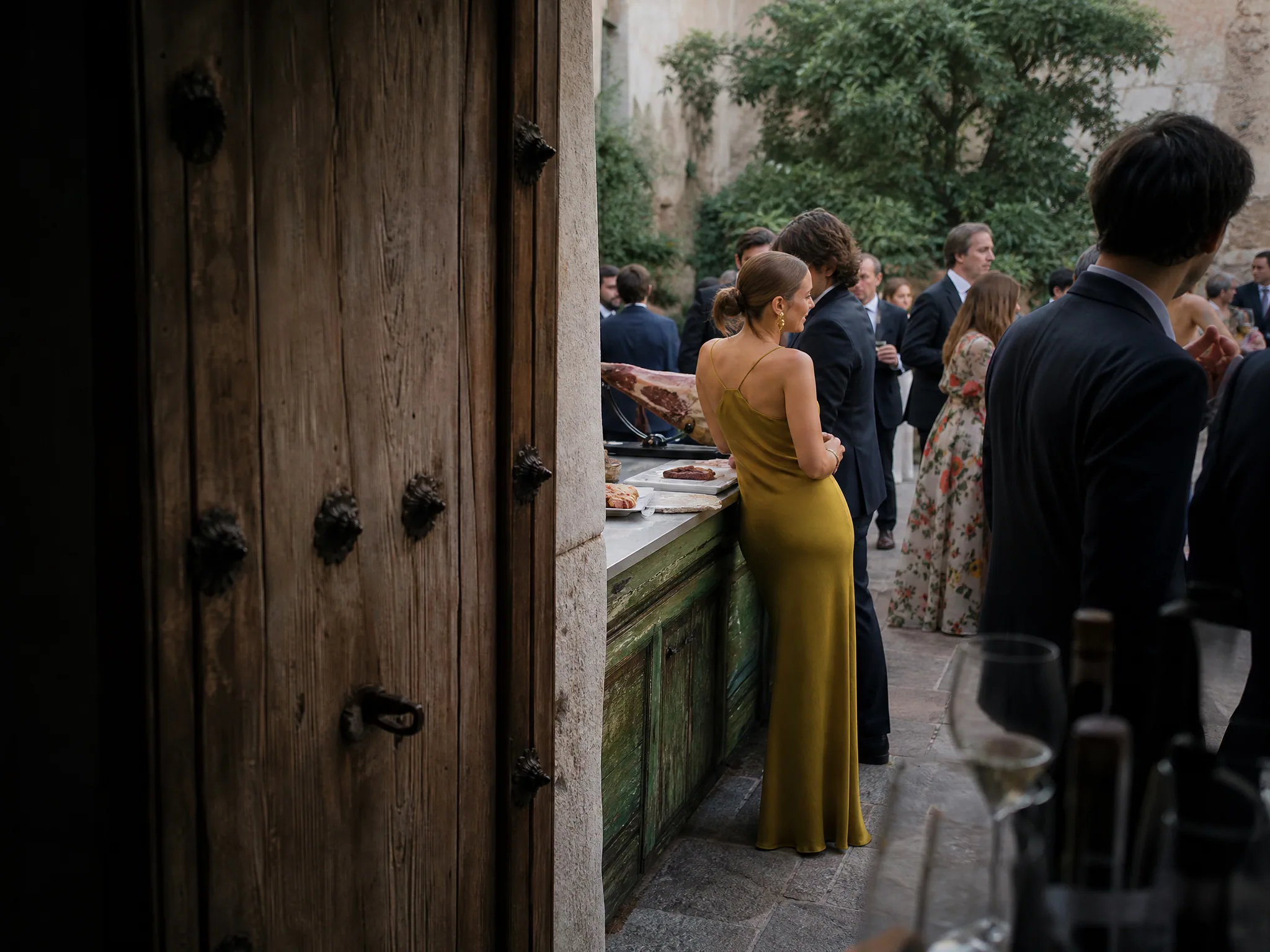Luxury wedding detail: Place the station where queues will not block the bar