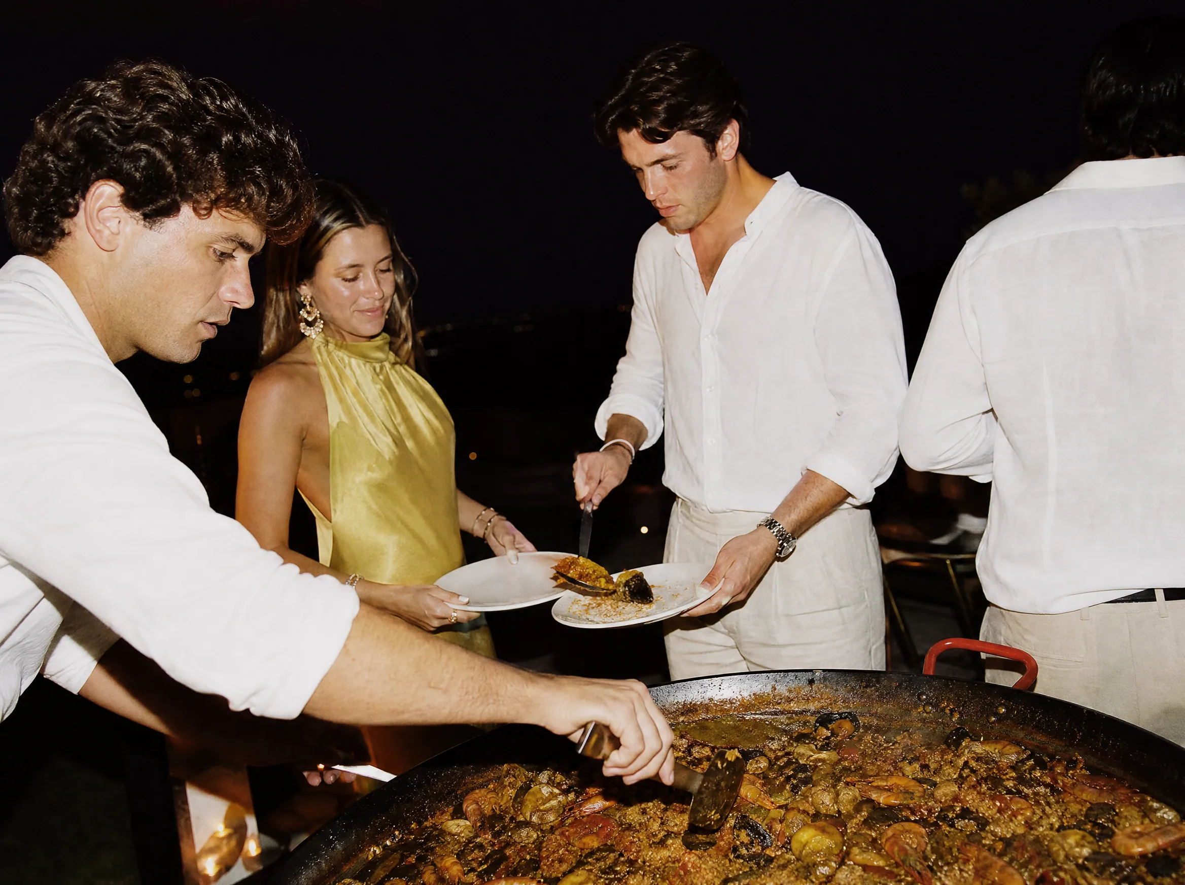 Logística de Show-Cooking de Paella Española y Servicio Comunal para Bodas de Destino