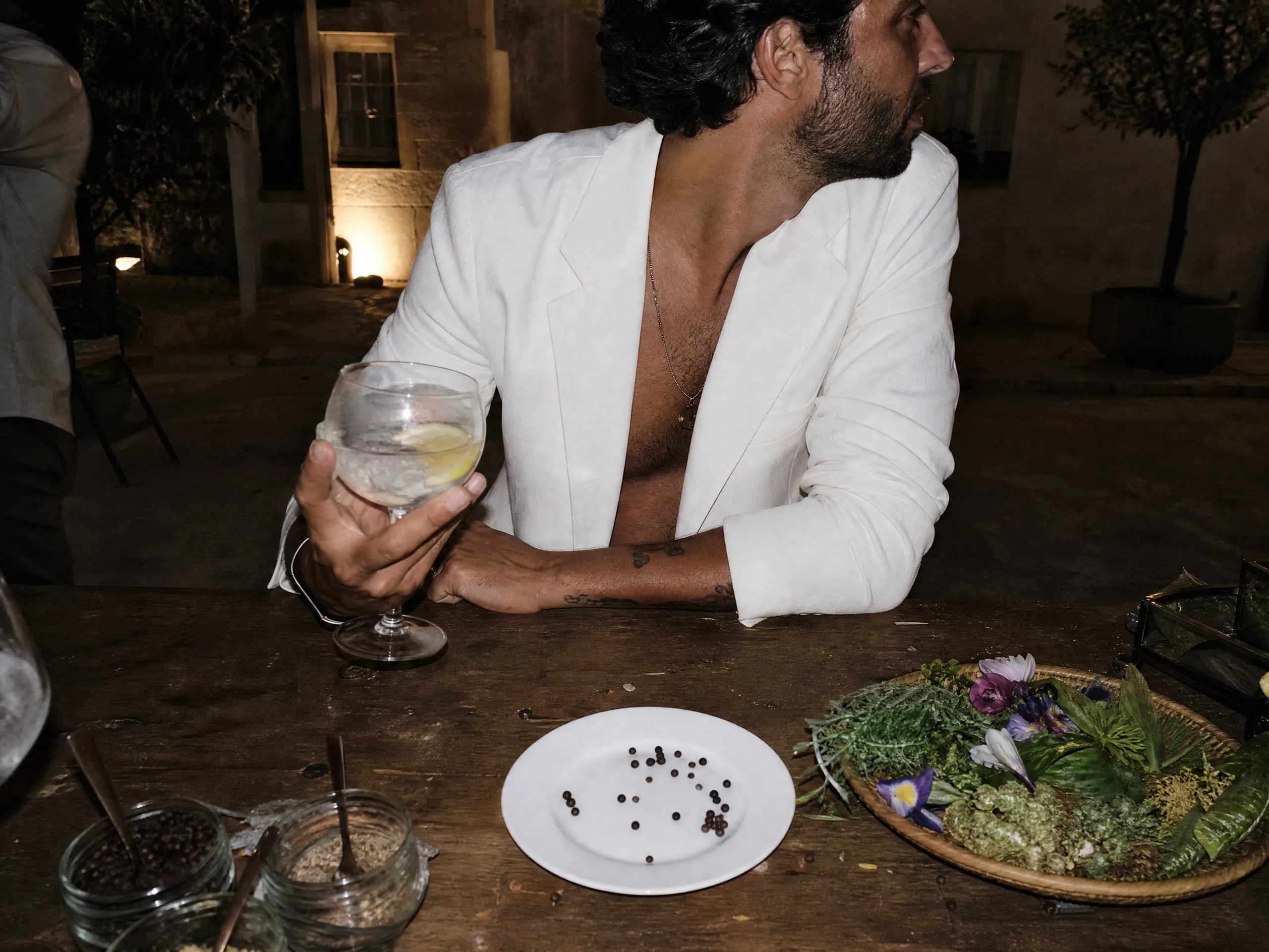 Estaciones de Bar de Gin-Tonic Español y Rituales de Decoración para Horas de Cócteles en Bodas de Destino