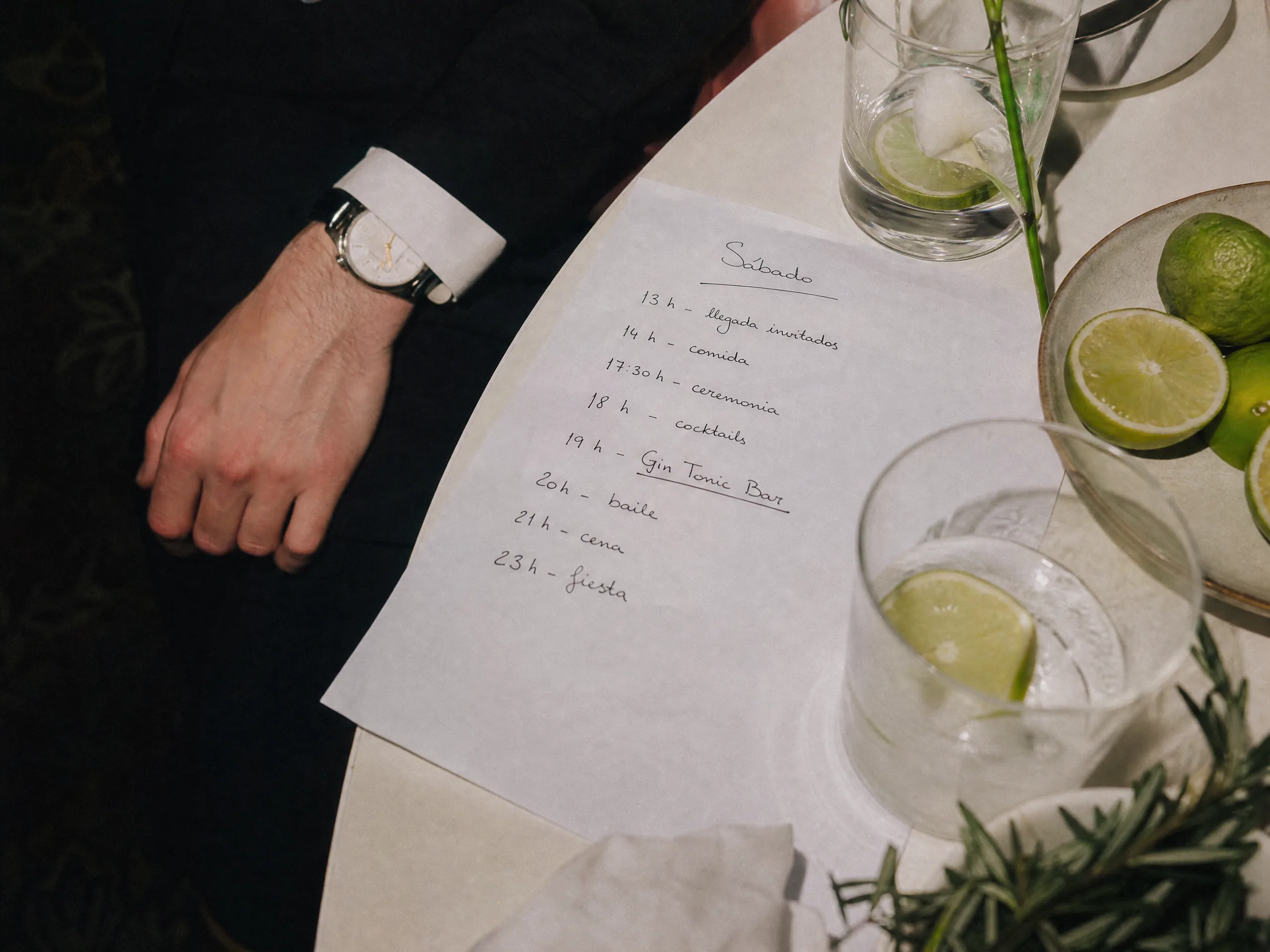 Luxury wedding detail: Place the station in the weekend timeline