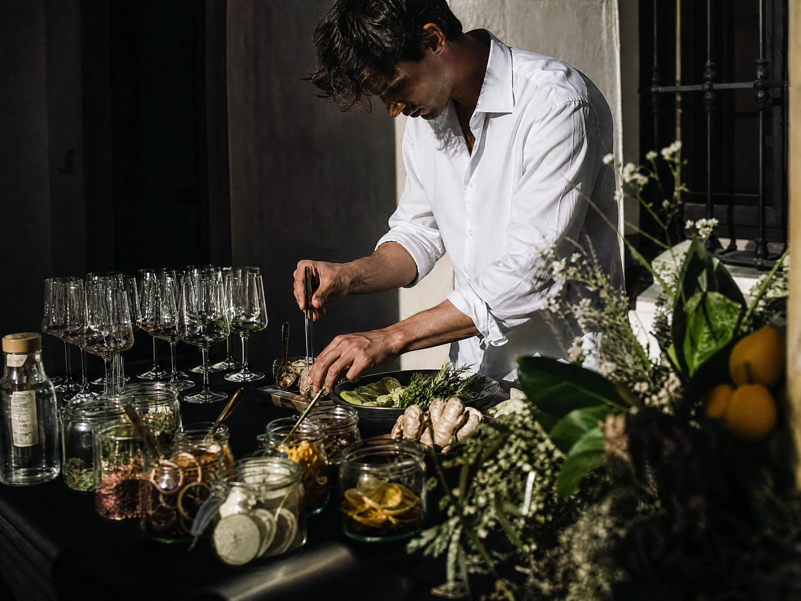 Destination wedding in Spain: Brief the garnish ritual before guests arrive