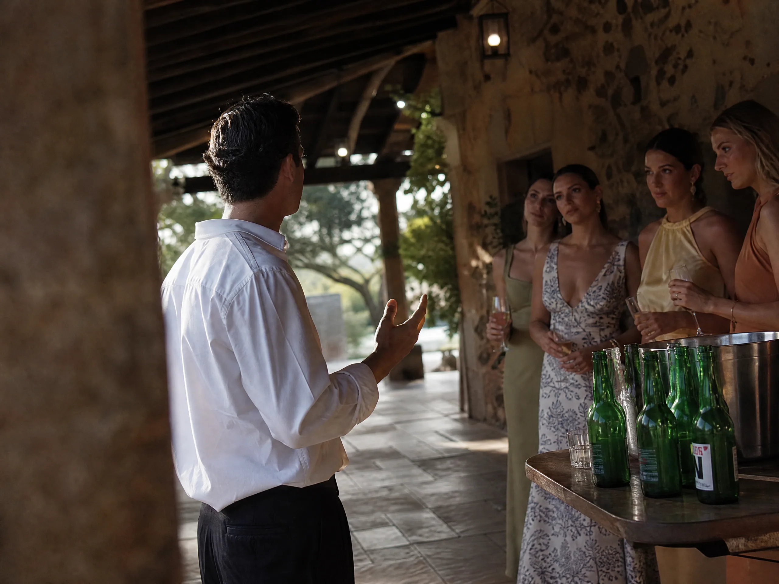 Destination wedding in Spain: Brief the escanciado ritual before guests arrive
