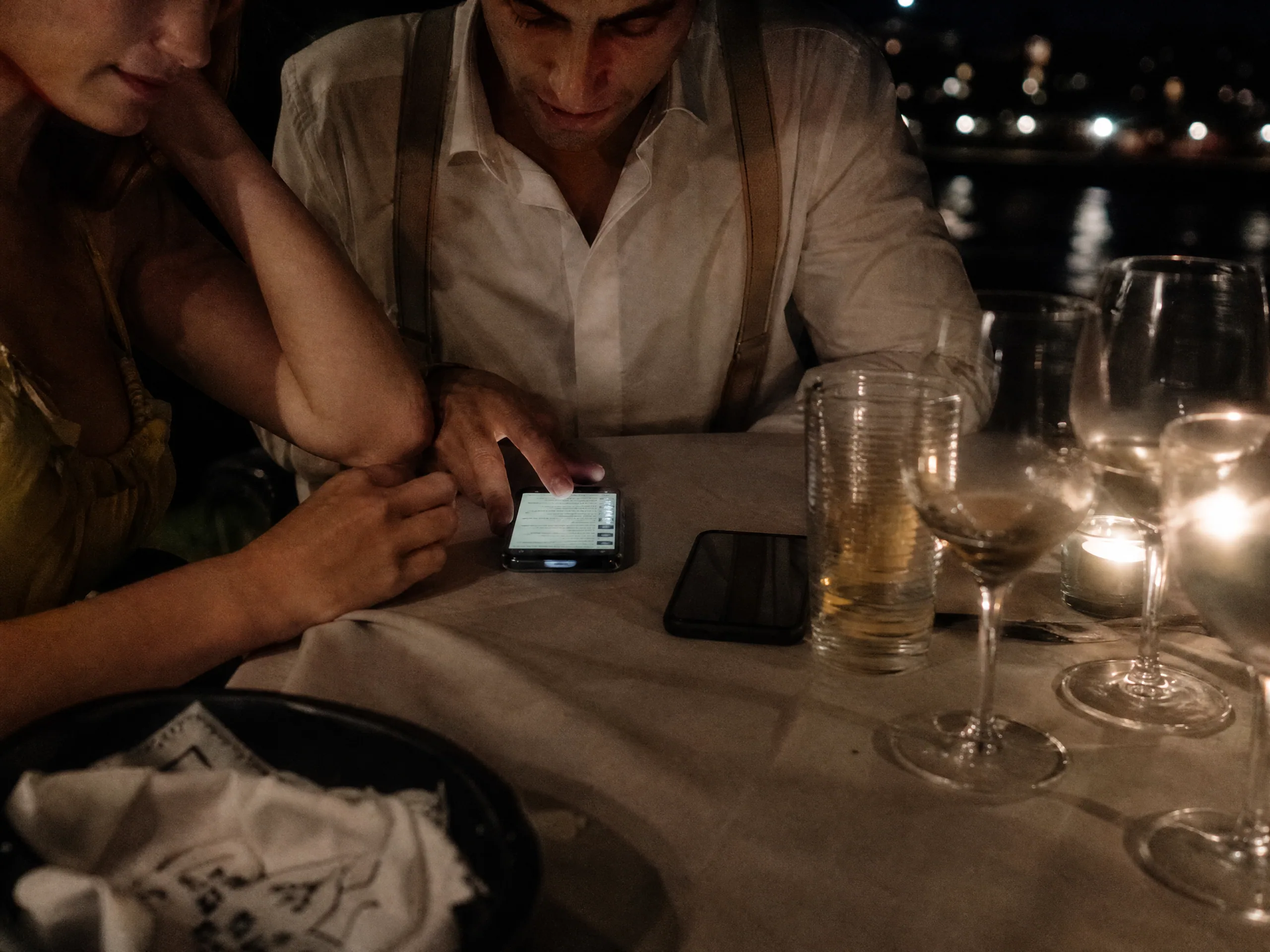 Grupos de WhatsApp para el fin de semana de bodas en España: Reglas de silencio, mensajes fijados y alertas de transporte para bodas de destino