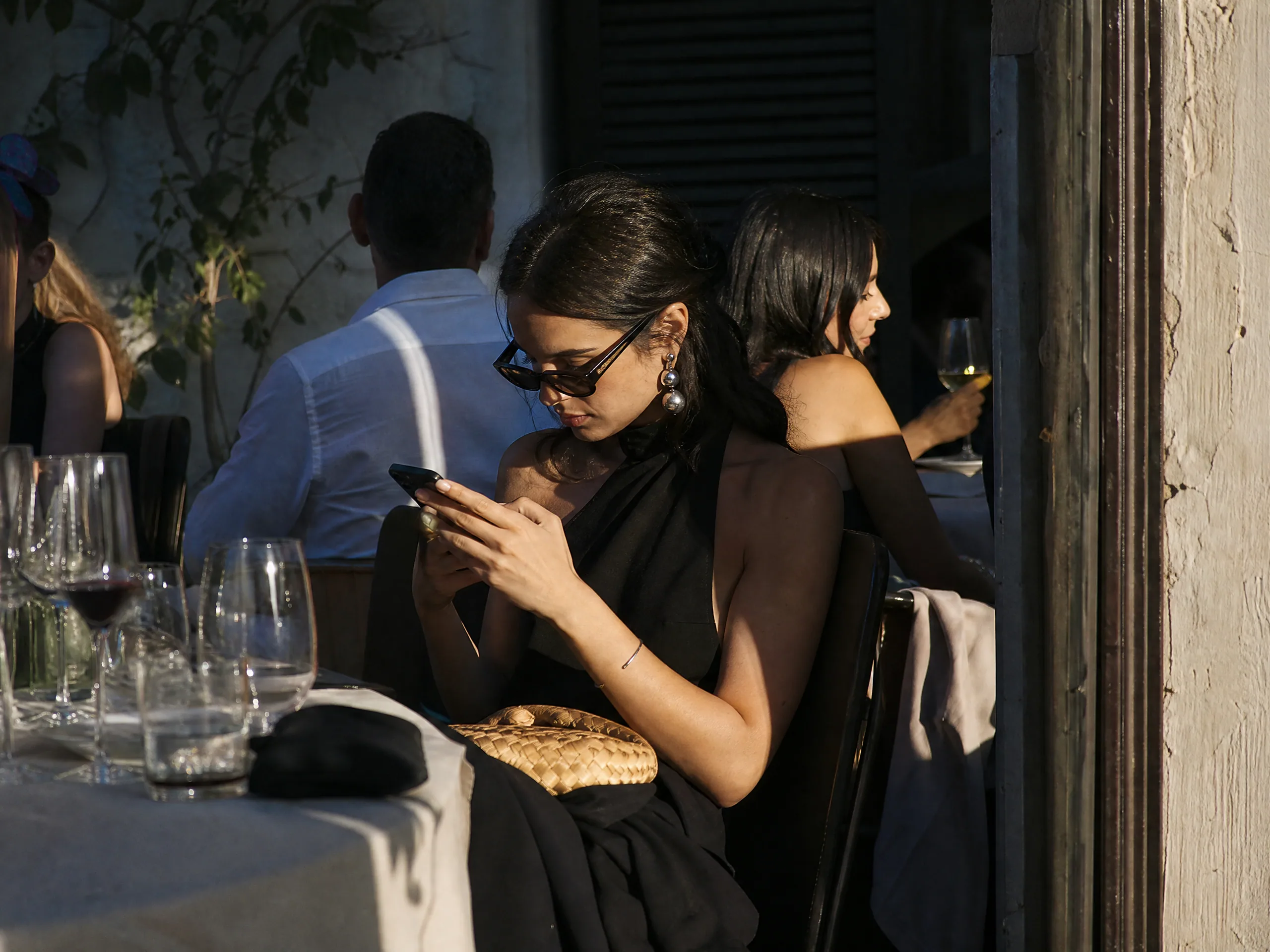 Destination wedding in Spain: Mute rules, notification etiquette, and quiet hours