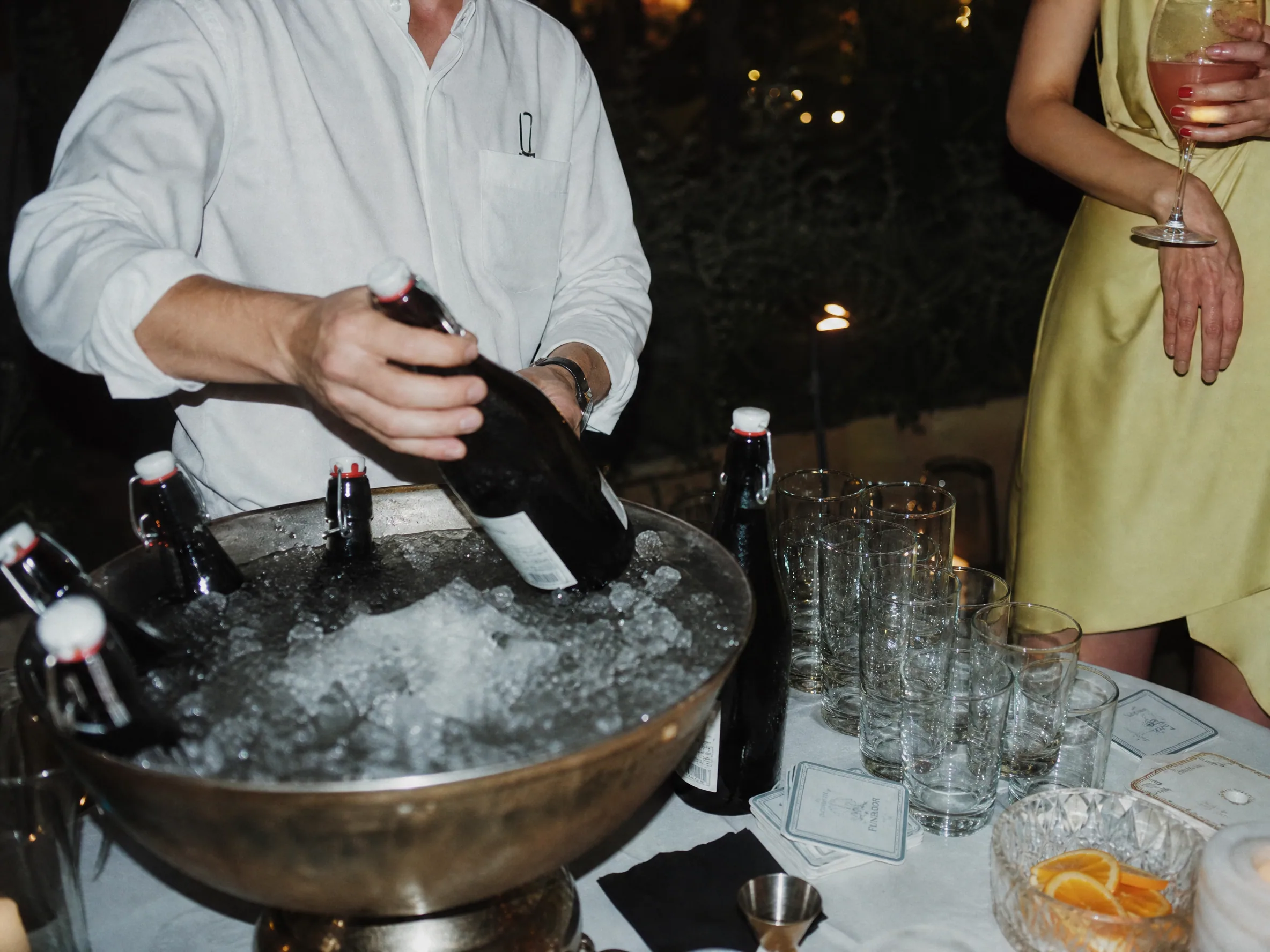 Guest Spanish Tinto de Verano Stations: Summer Spritz Pacing, Ice Logistics, and Zero-Proof Options for Destination Weddings