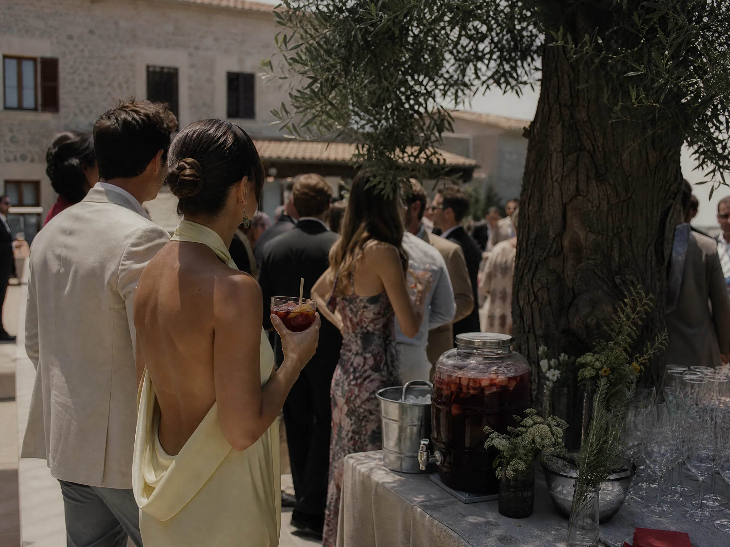 Wedding ceremony in Spain: Where to place the station on estate and terrace layouts