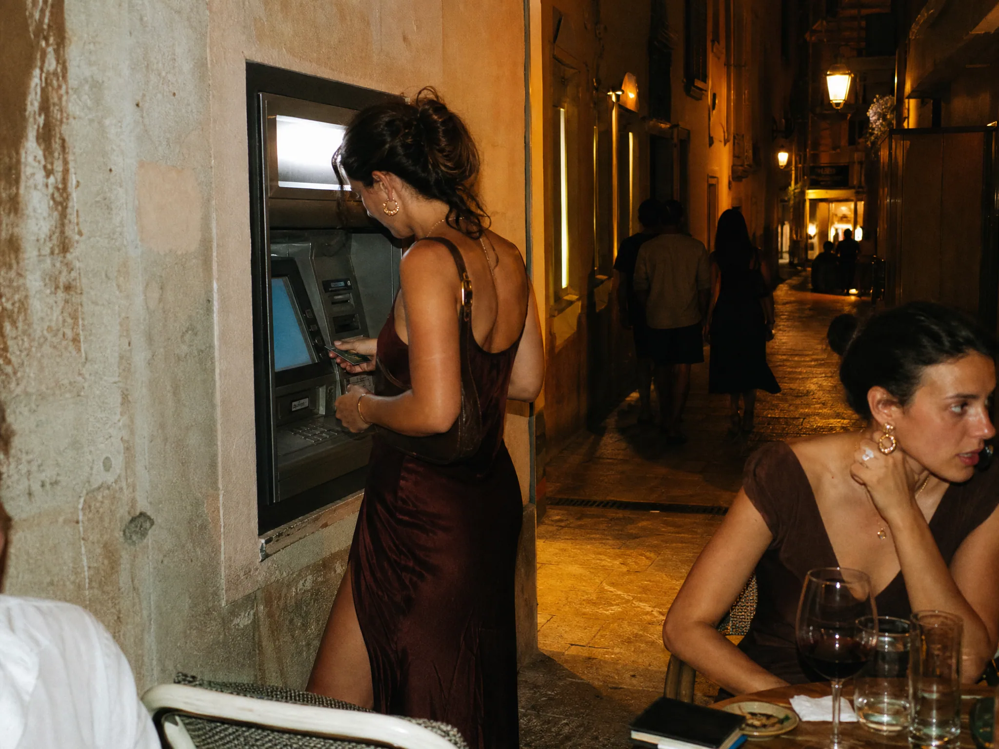 Cajeros automáticos y retiros de efectivo en euros para invitados a bodas de destino en España