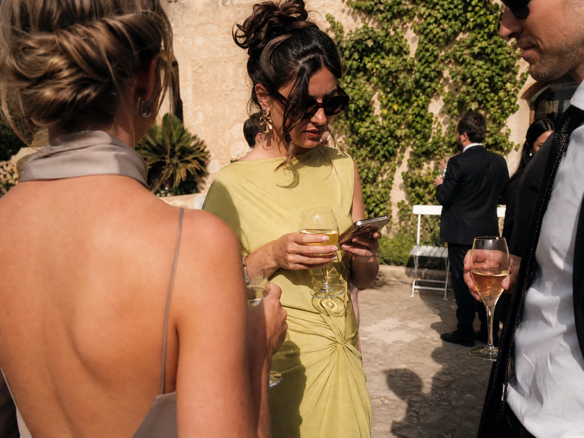 Wedding ceremony in Spain: List the mobile ticket apps guests will actually need