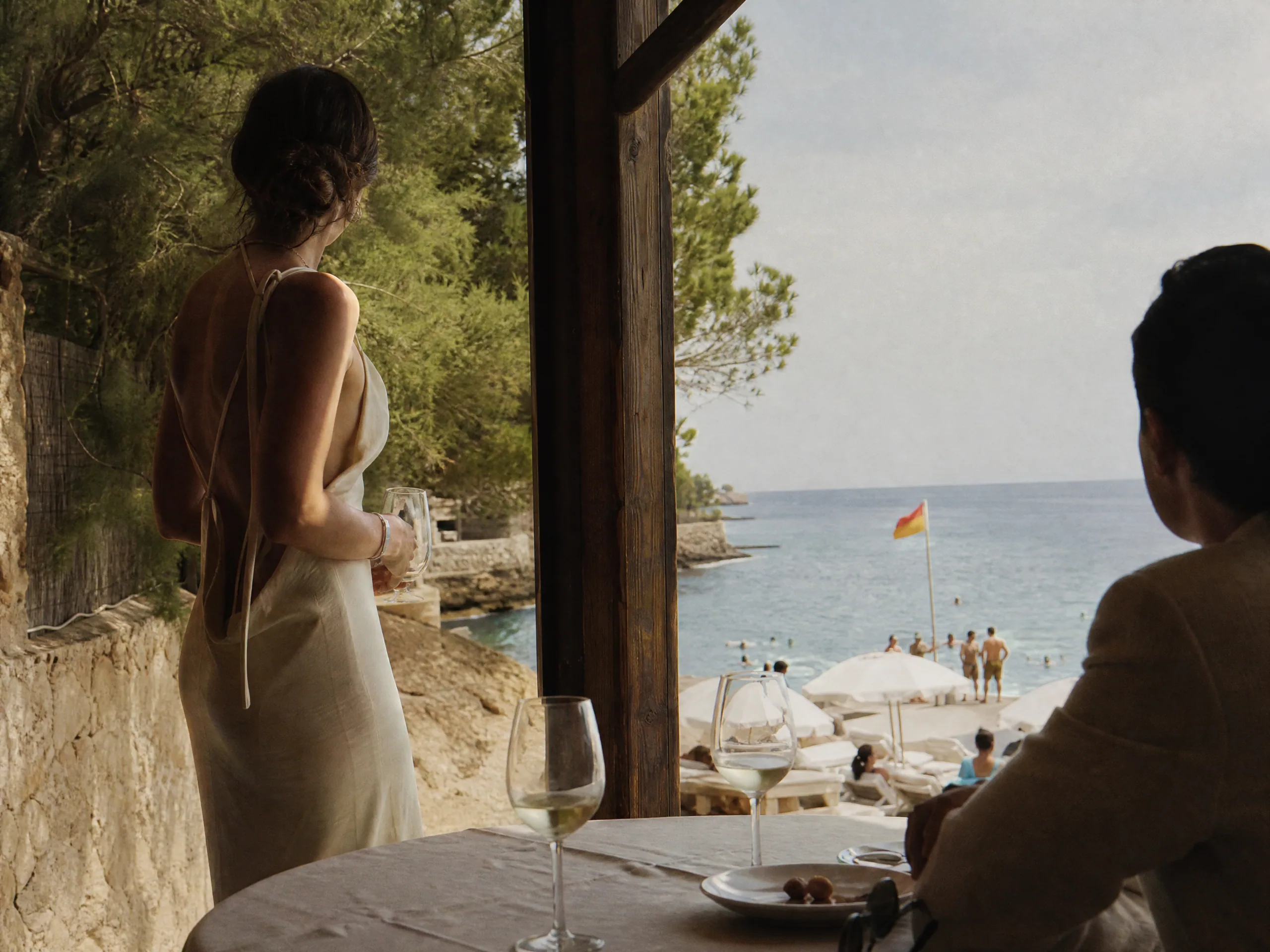 Luxury wedding detail: Translate the three colors guests will see