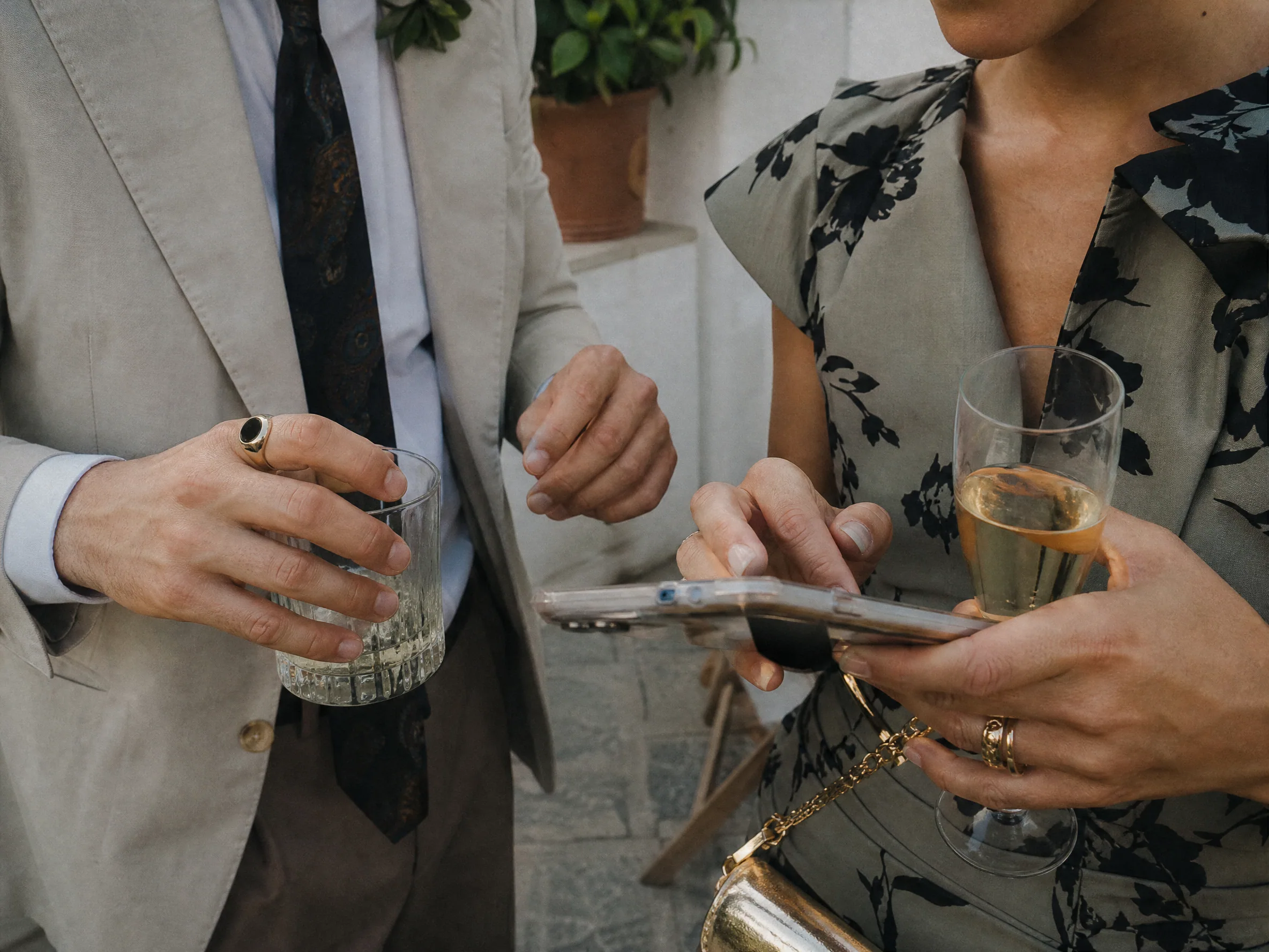 Luxury wedding detail: Roaming vs eSIM vs local physical SIM