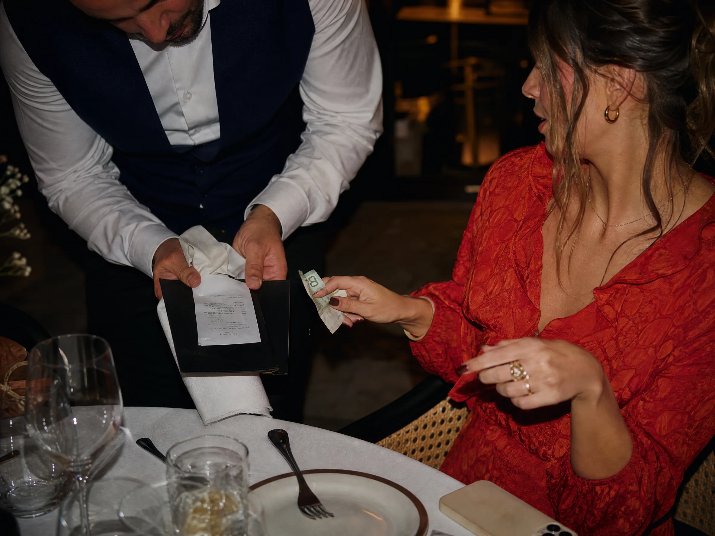 Luxury wedding detail: Restaurant propina norms (not the US twenty percent)