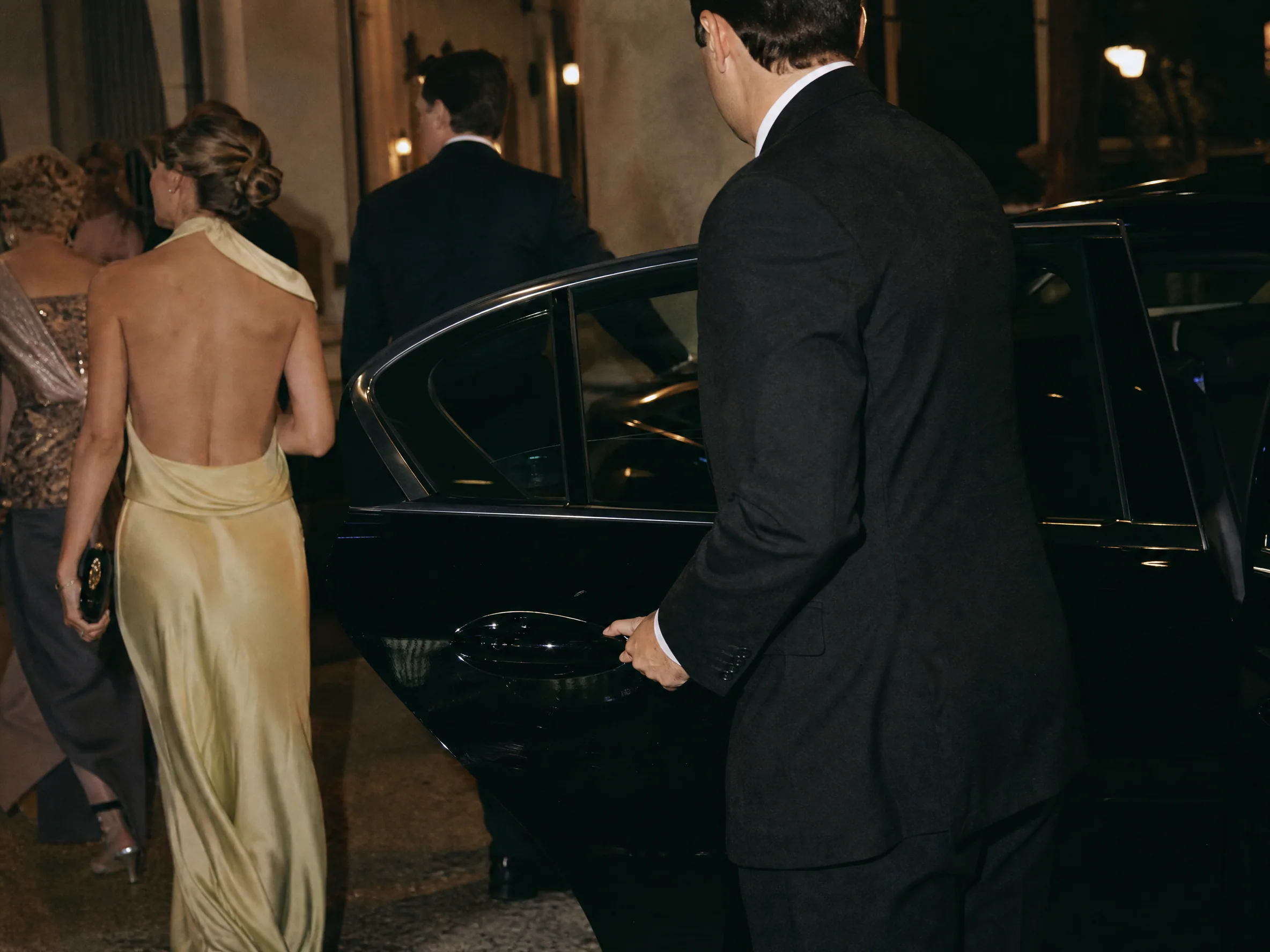 Luxury wedding detail: Official taxi ranks vs app rides at Spanish airports