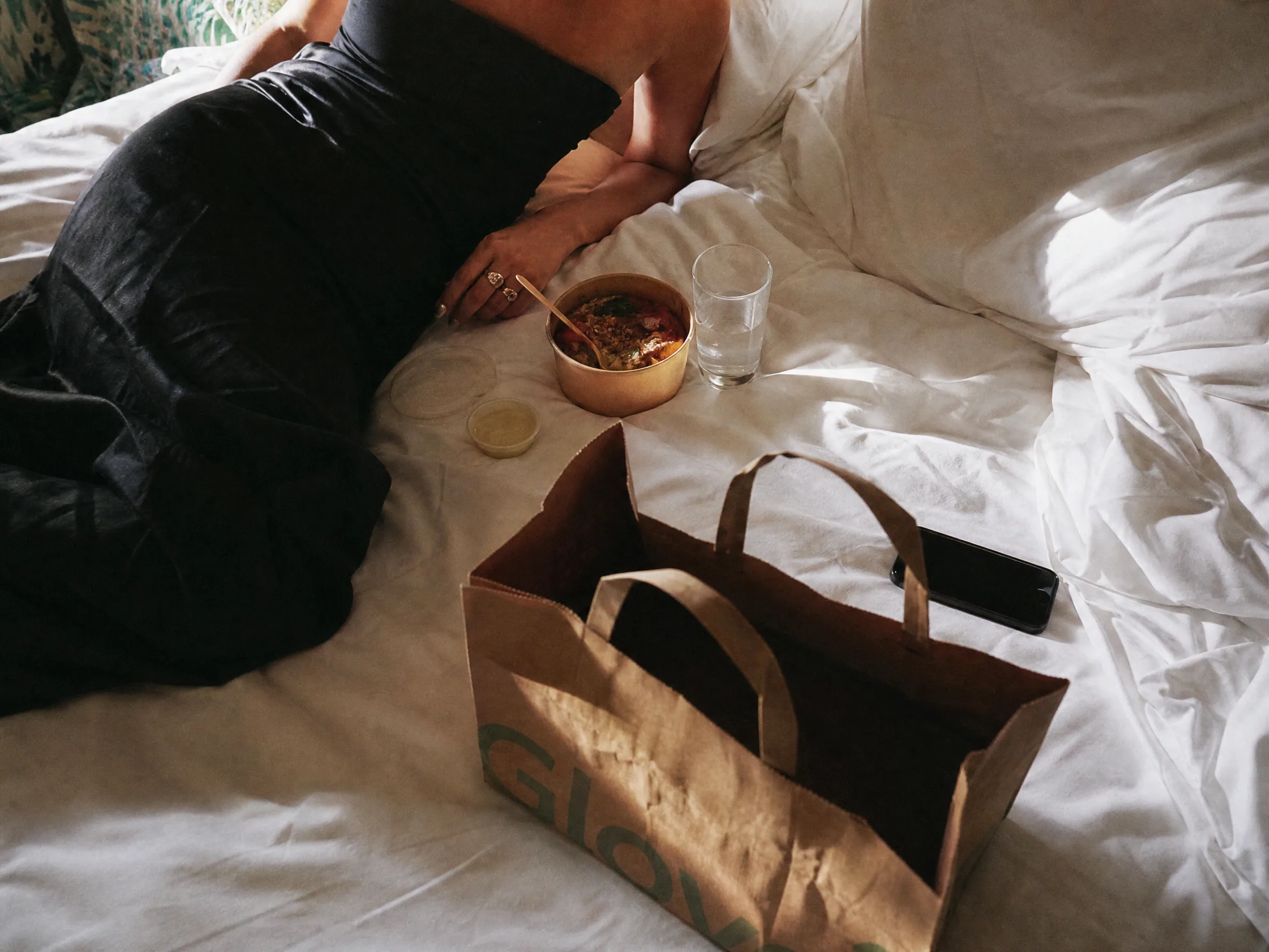 Aplicaciones de Glovo y entrega de comida en español para bloques de hotel en bodas de destino