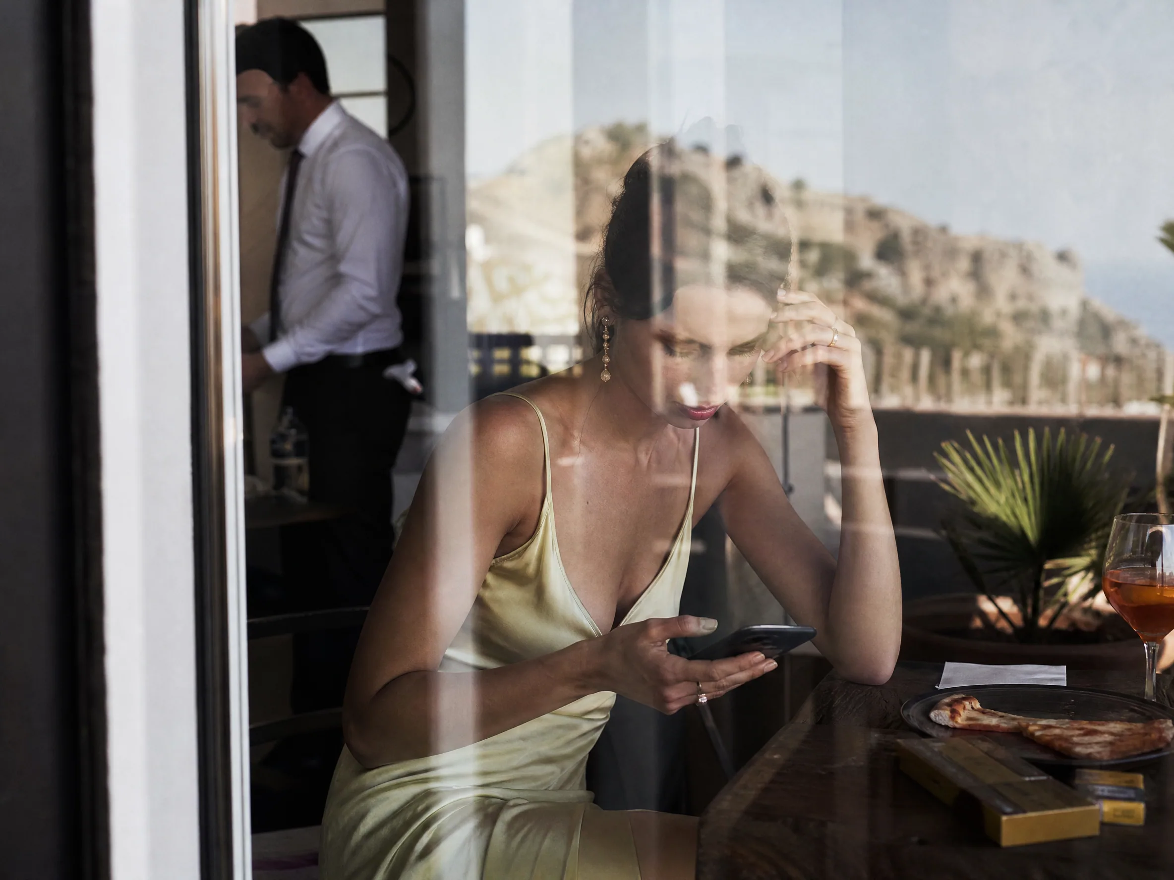 Destination wedding editorial: Which Apps Guests Actually Use in Spain