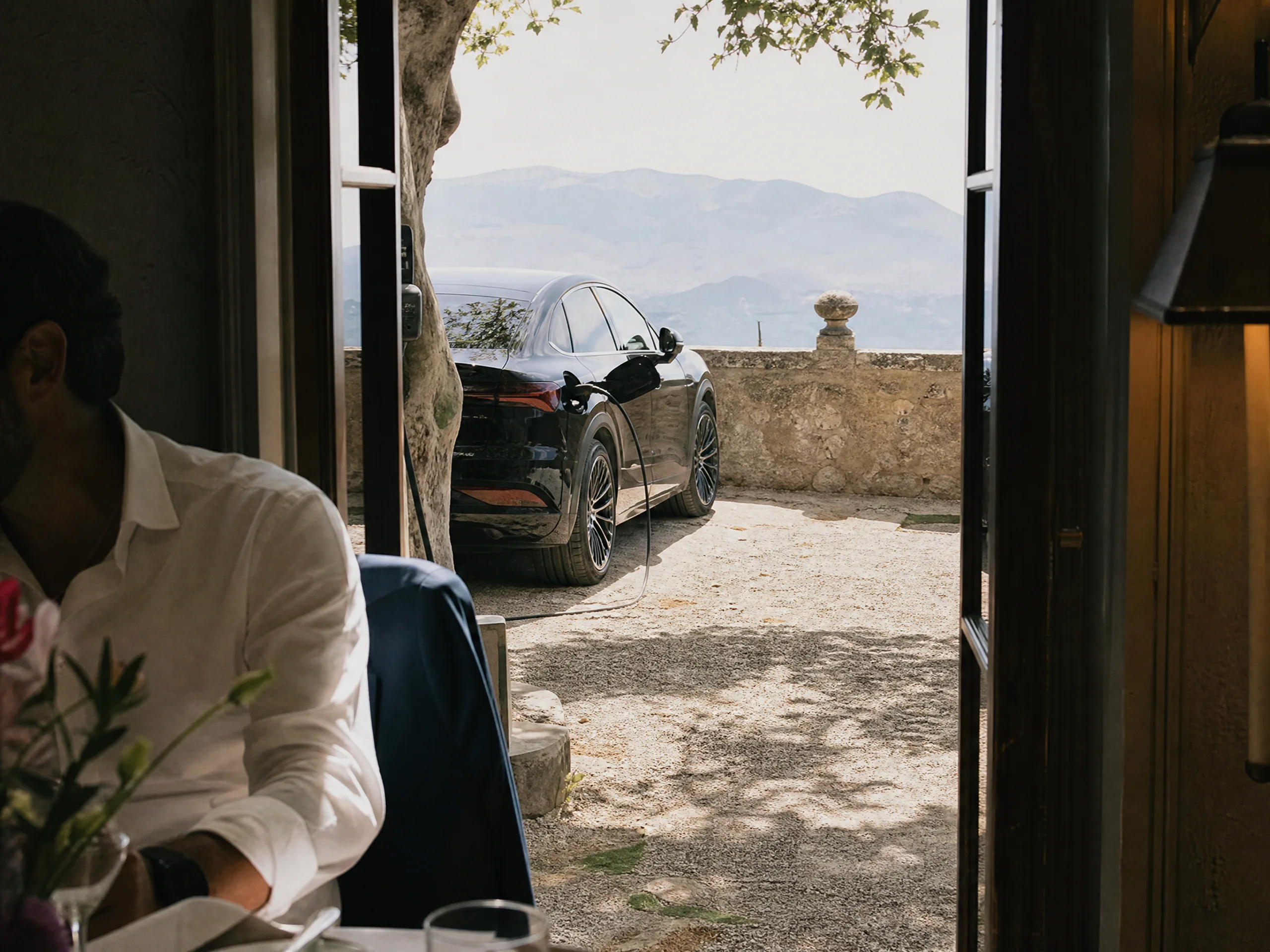 Puntos de Recarga para Invitados Españoles: Carga de EV para Coches de Alquiler Eléctricos en Bodas de Destino