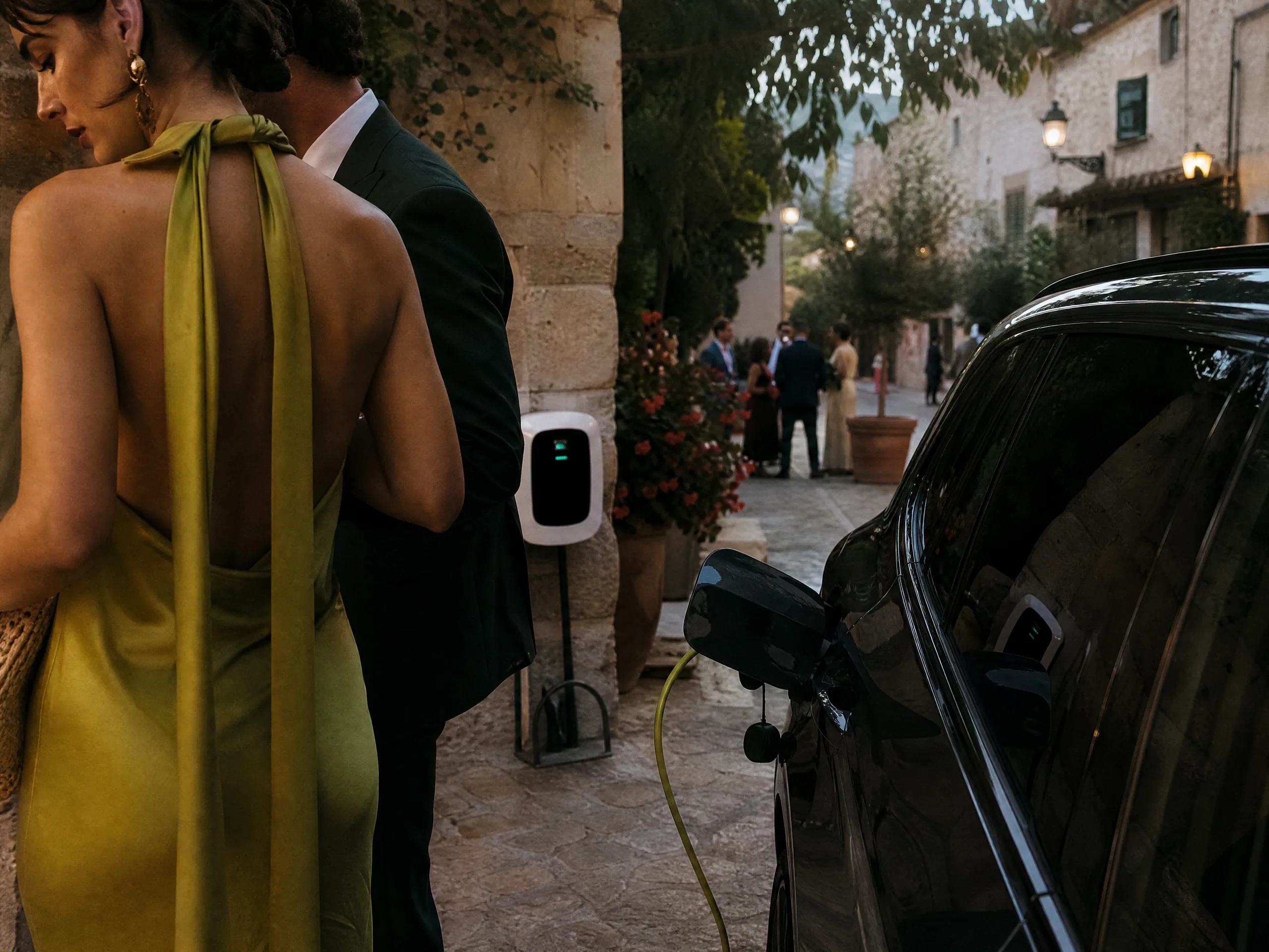 Luxury wedding detail: What “Punto de Recarga” Means in Spain