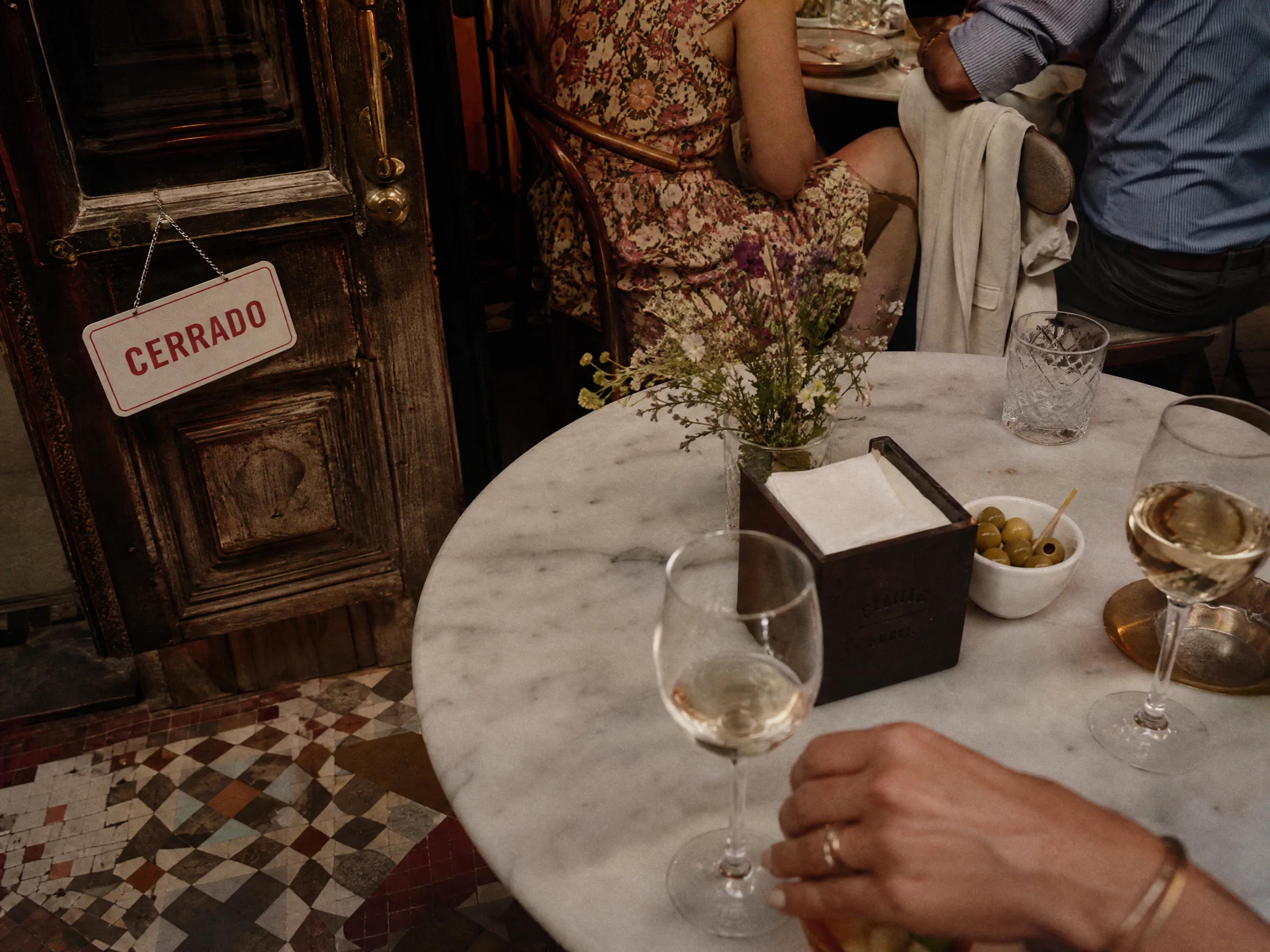 Luxury wedding detail: What “Horario Comercial” Means in Spain