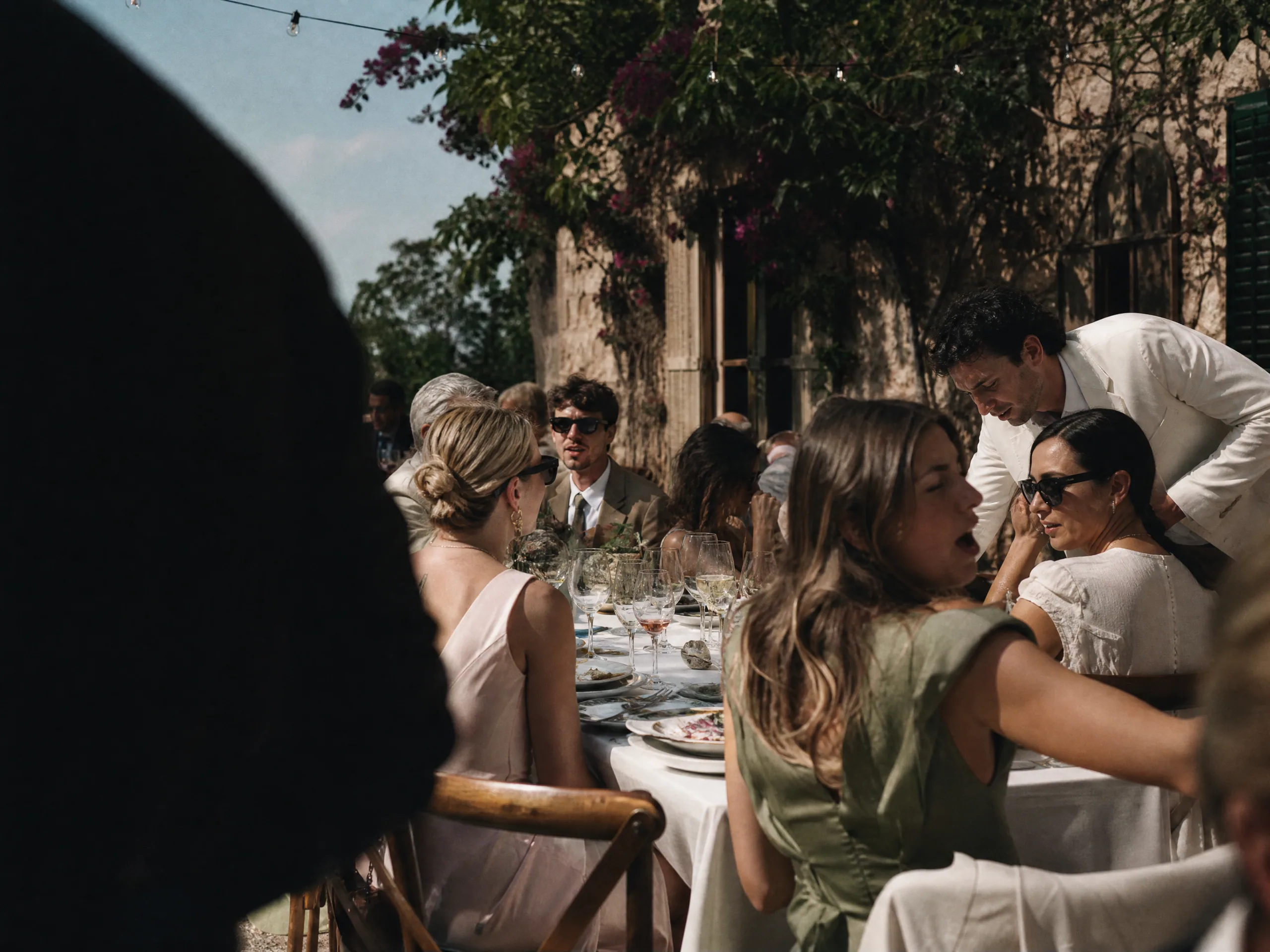 Wedding ceremony in Spain: Siesta Closures vs Continuous Mall Hours