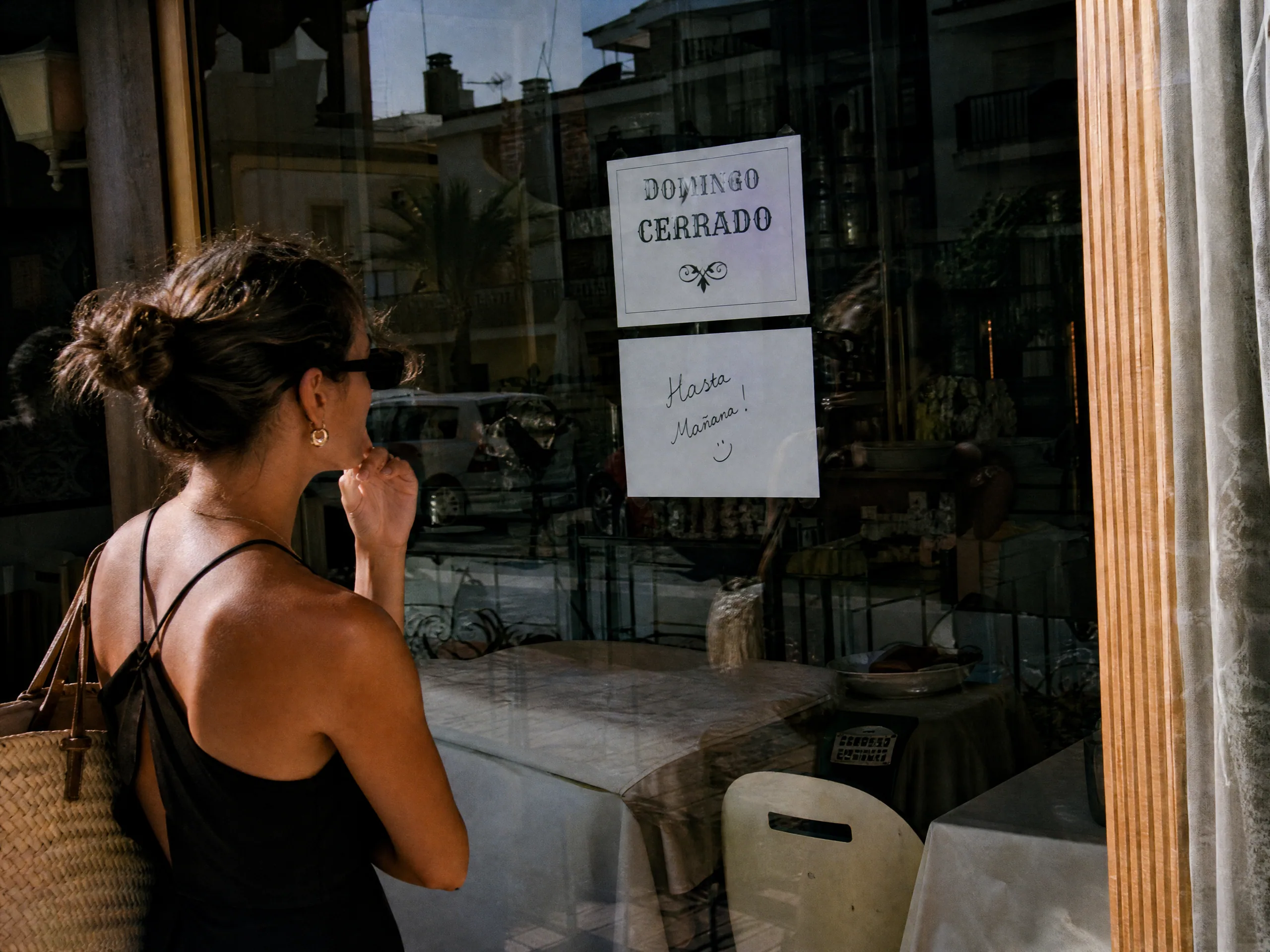 Destination wedding in Spain: Domingo Cerrado: Sunday and Holiday Reality