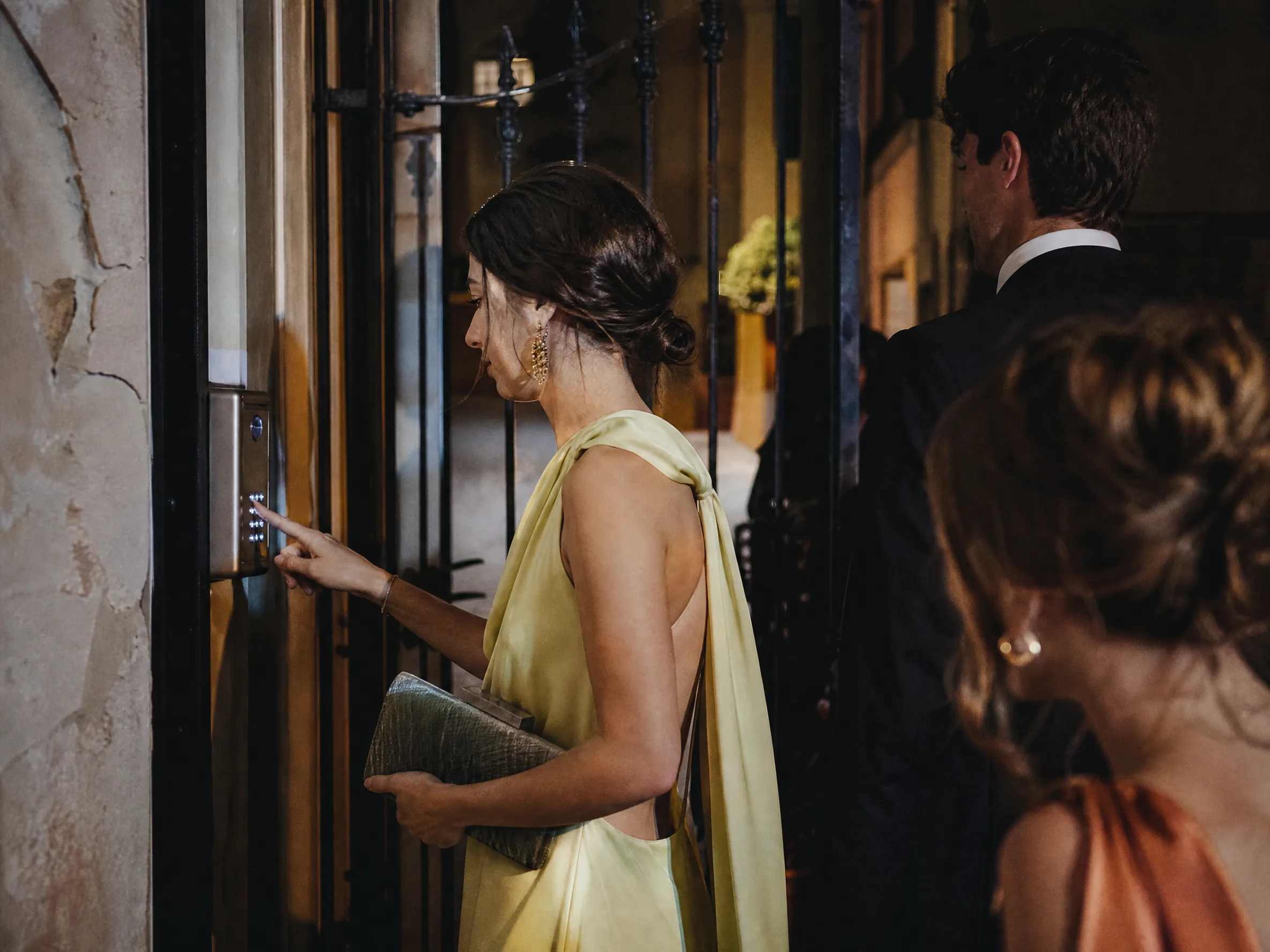 Luxury wedding detail: Portero Automático vs Physical Keys: What Guests Will See