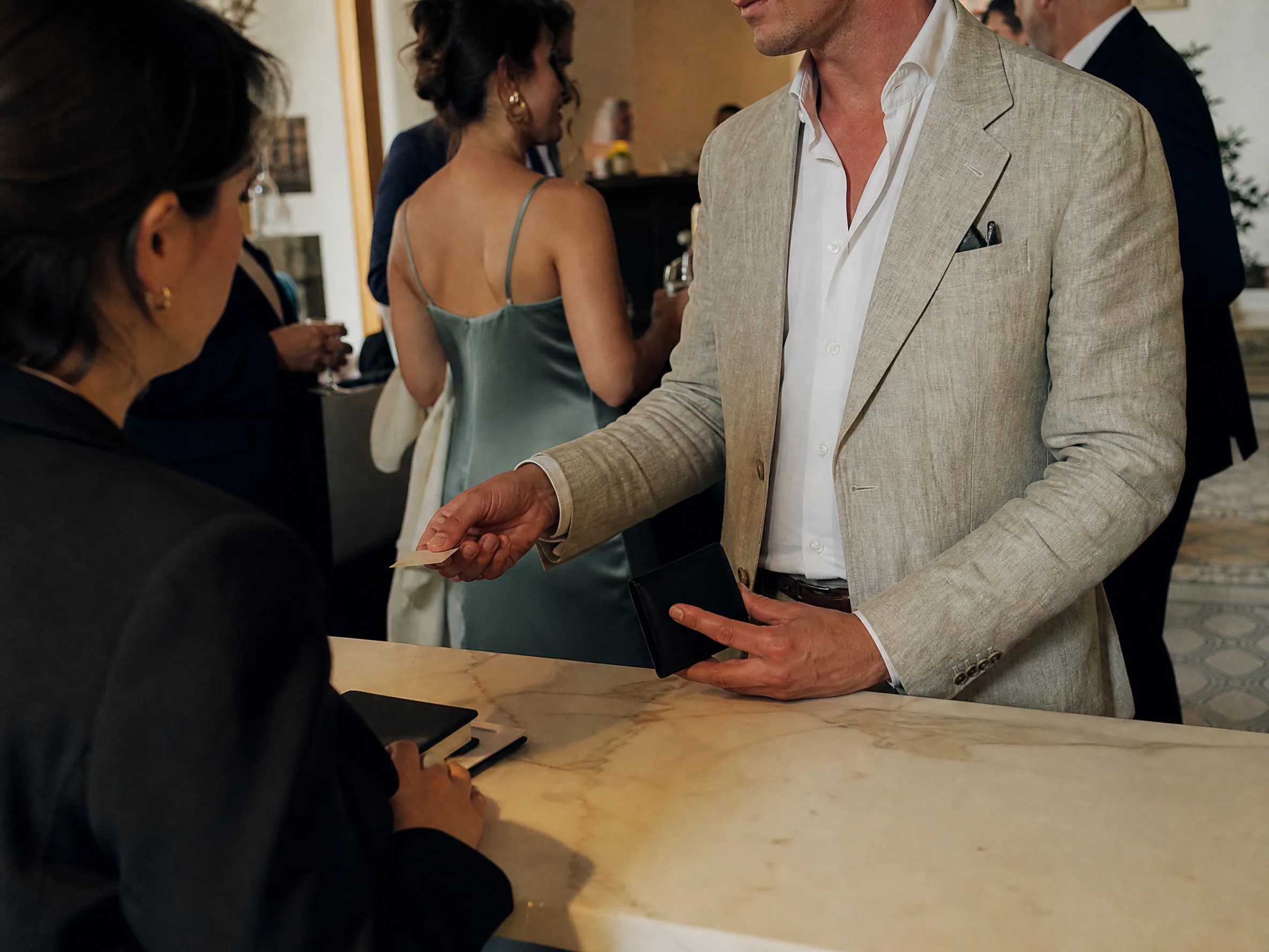 Luxury wedding detail: Depósito vs Tarjeta de Garantía: What Guests Will Hear