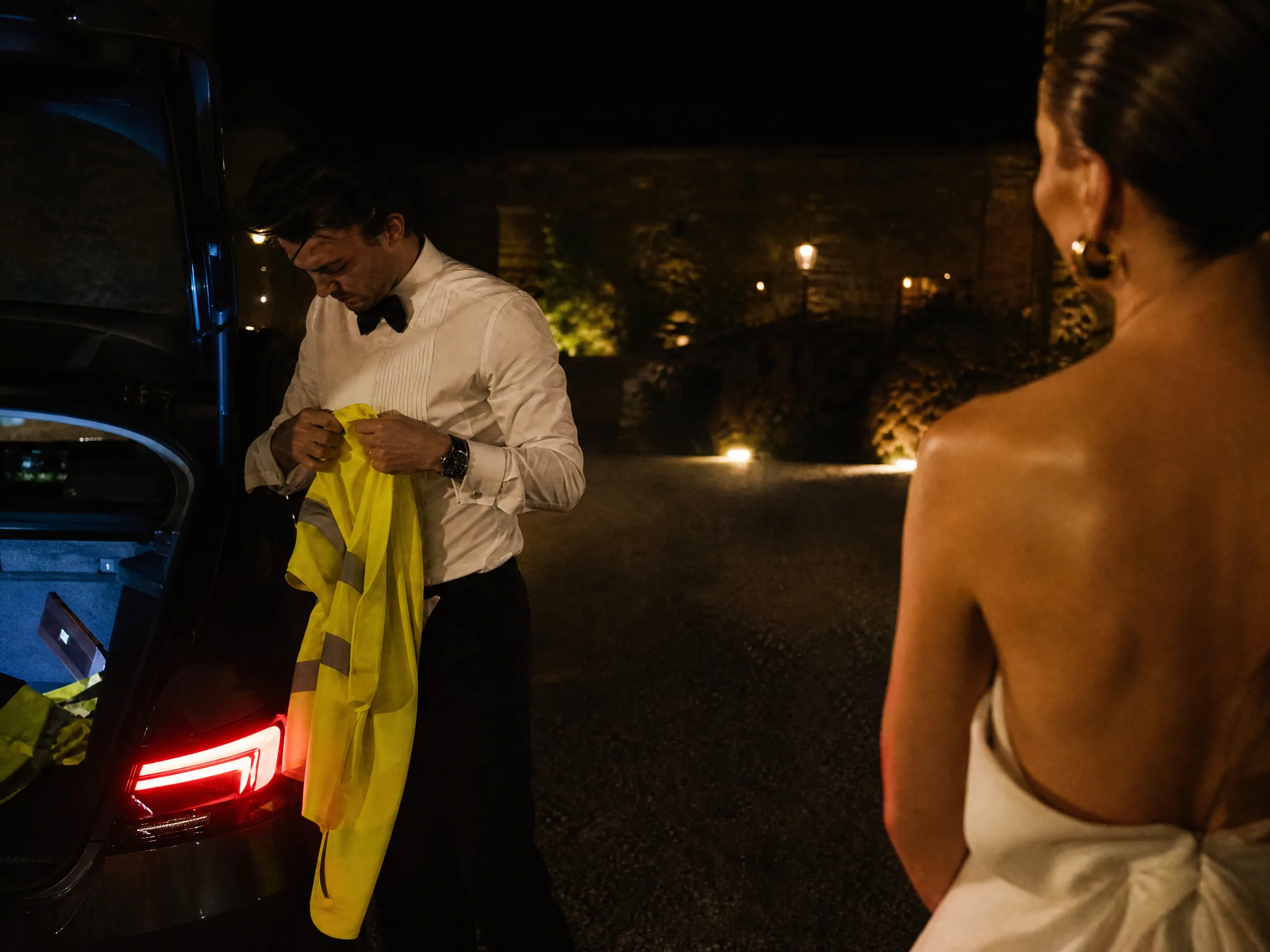 Luxury wedding detail: Chaleco Reflectante: What Guests Must Wear Before Leaving the Car