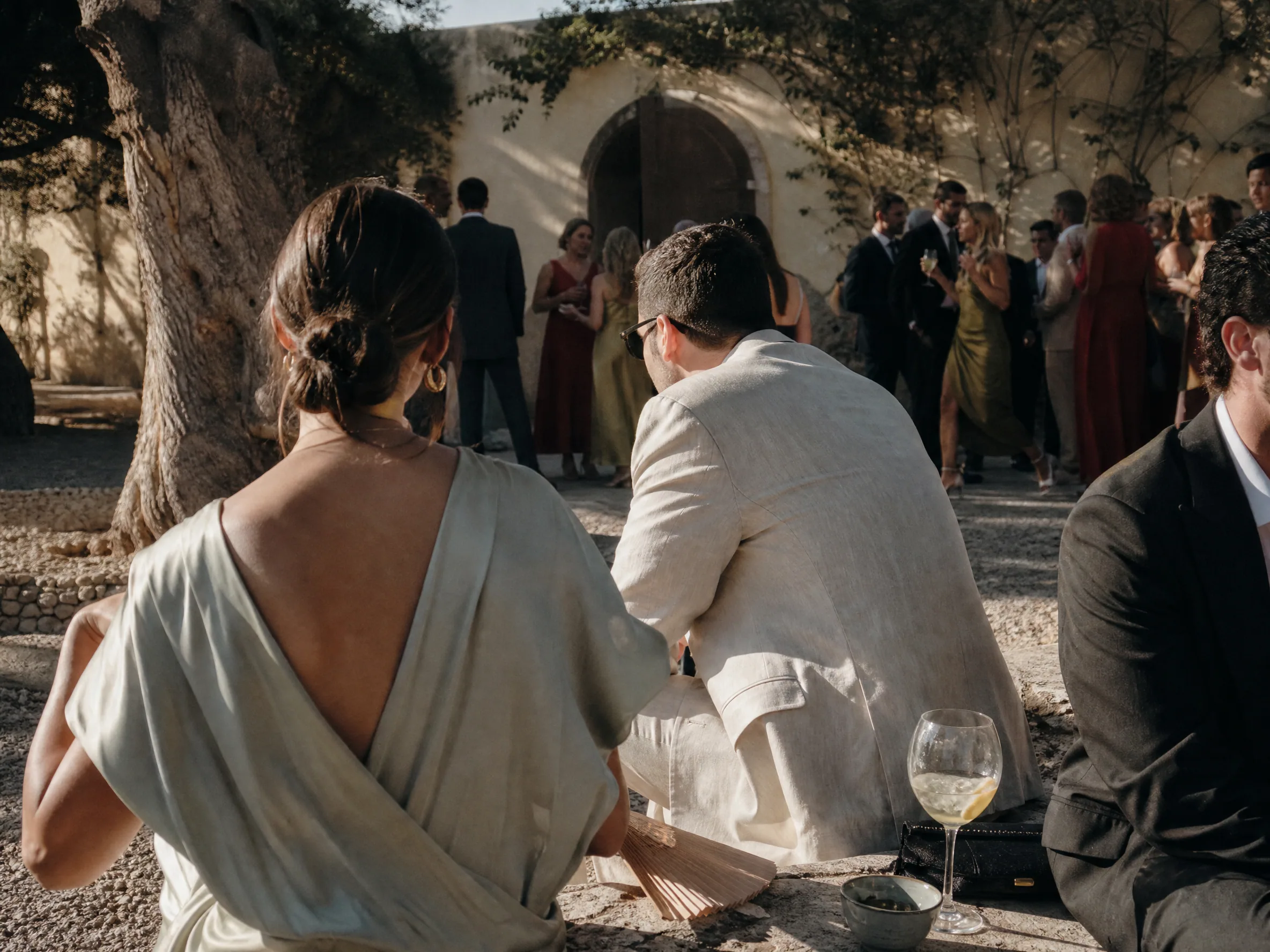 Wedding ceremony in Spain: Triángulos de Preseñalización: Placement Without Drama