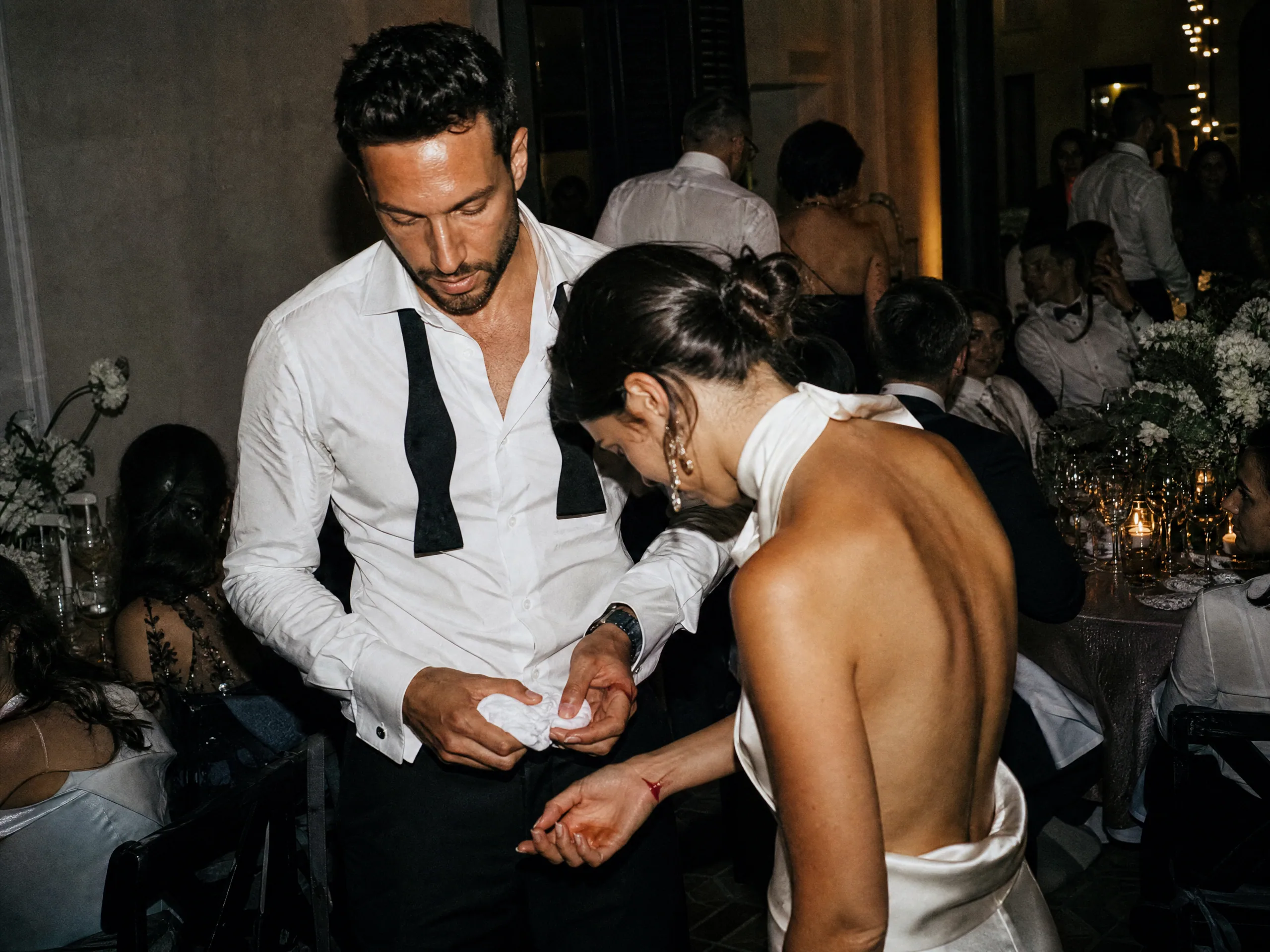Destination wedding editorial: Centro de Salud vs Urgencias: What Each Door Is For