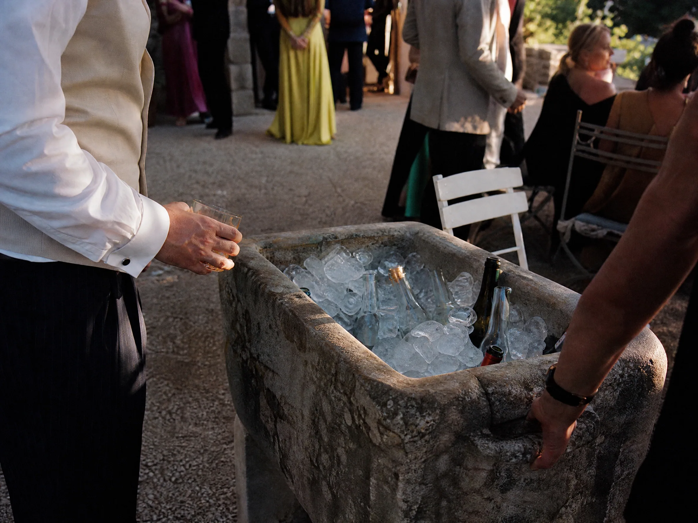 Destination wedding editorial: Why Ice Logistics Matter on Spanish Wedding Weekends