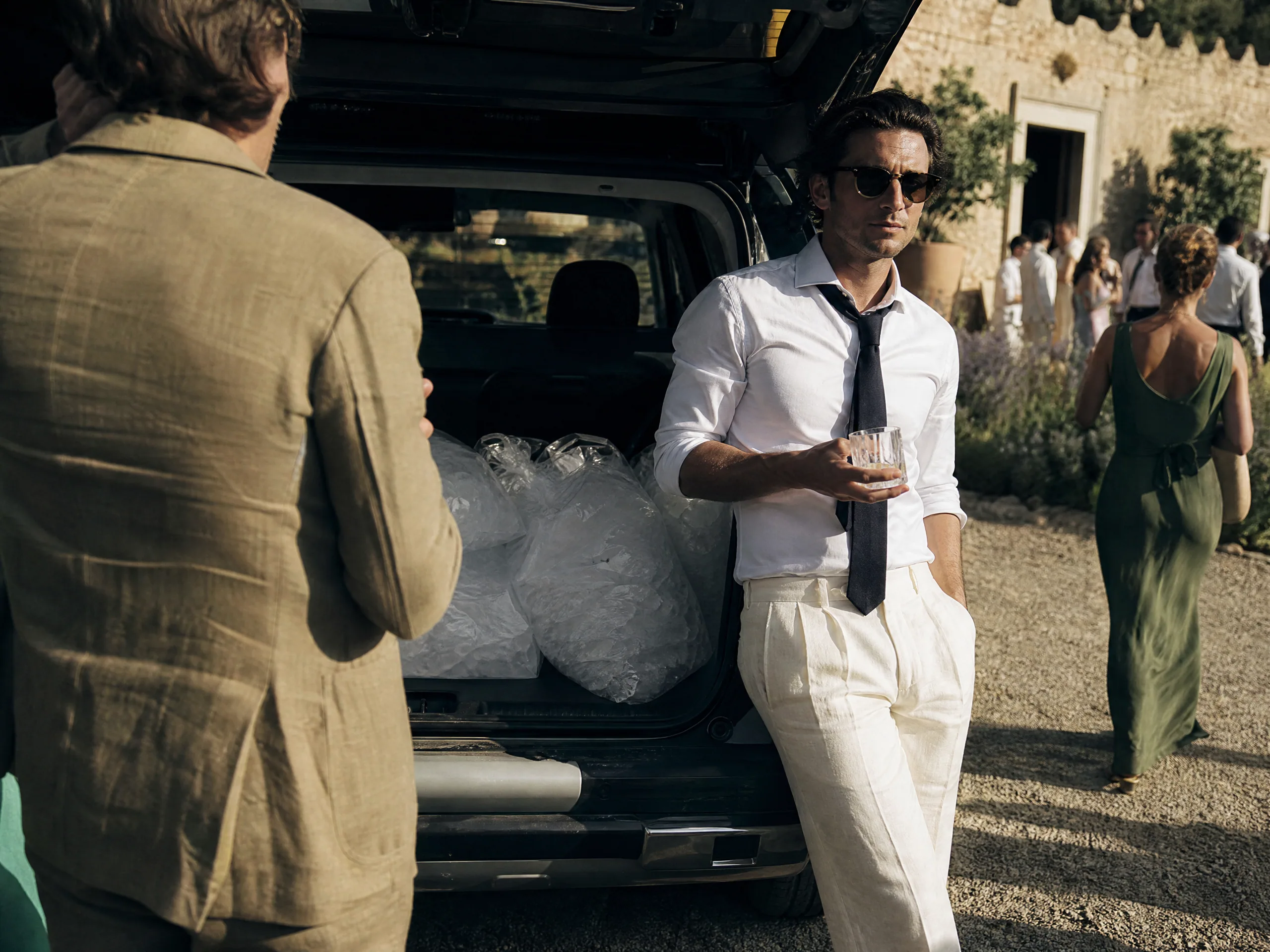 Wedding ceremony in Spain: Where Guests Actually Buy Bagged Ice