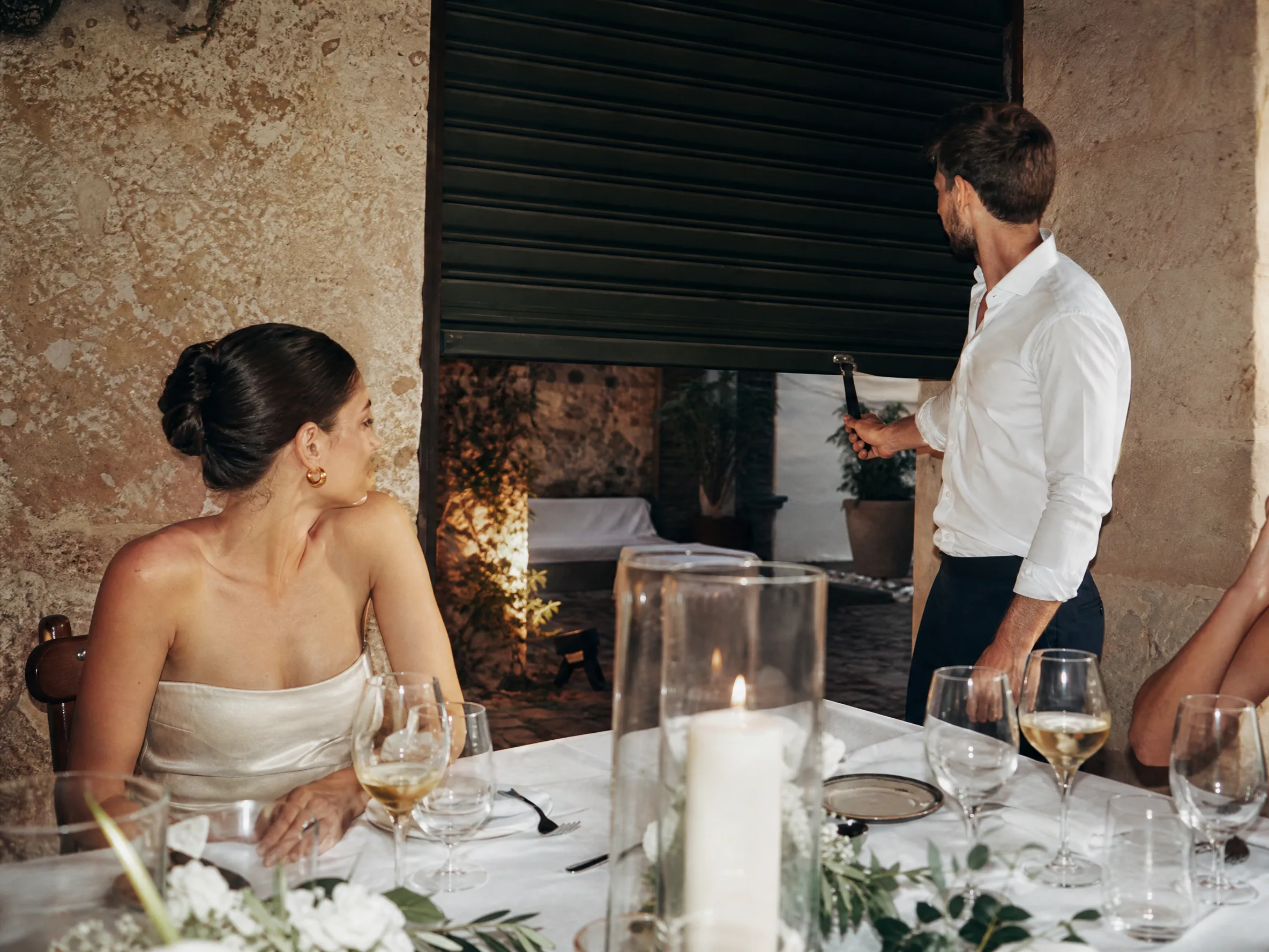 Wedding ceremony in Spain: Manual Straps, Cintas, and Motorized Remotes