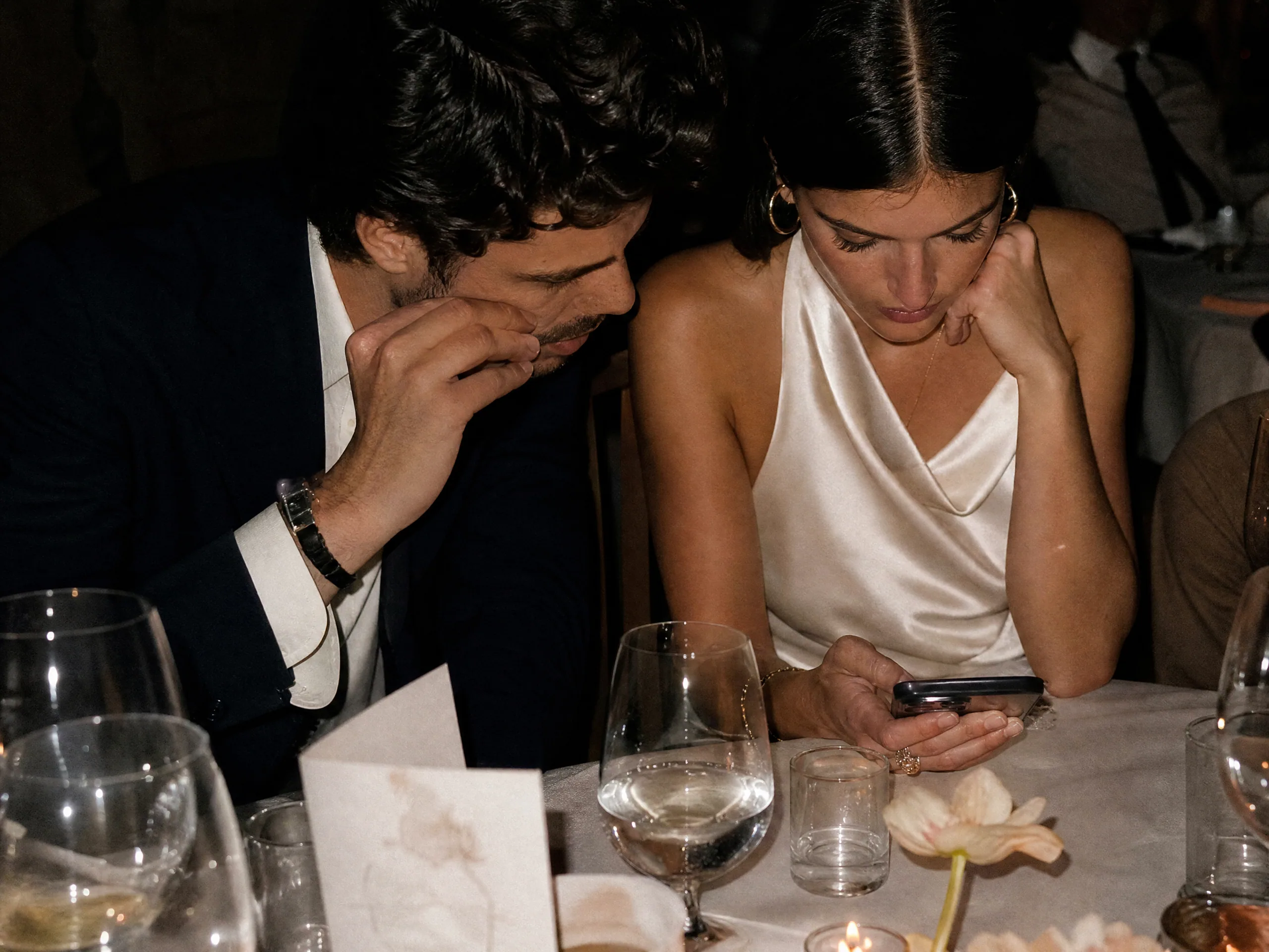 Edición del Mismo Día vs Película Completa de Boda: Lo Que Realmente Usan las Parejas
