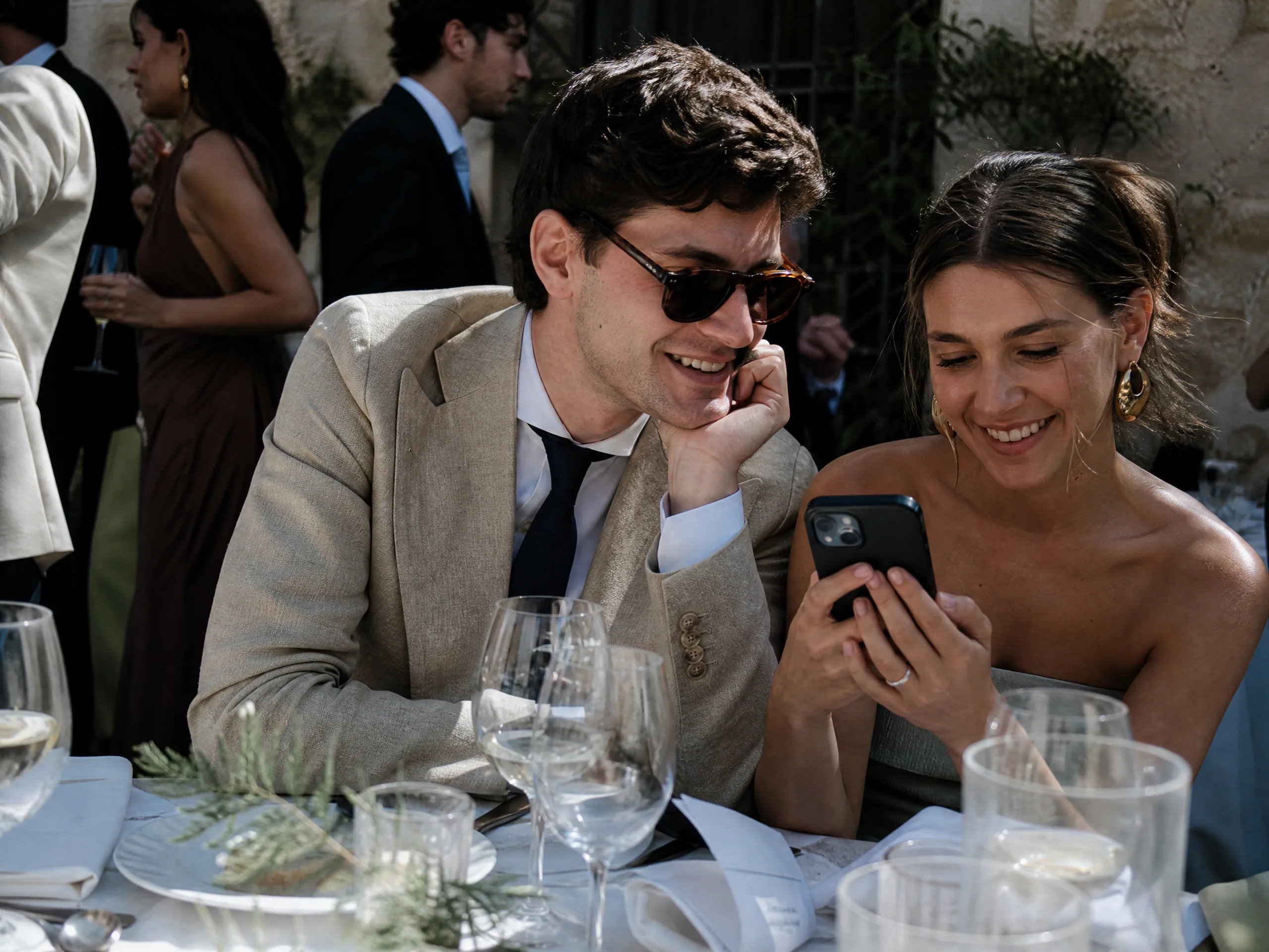Wedding ceremony in Spain: Communication: Staying Updated on Progress