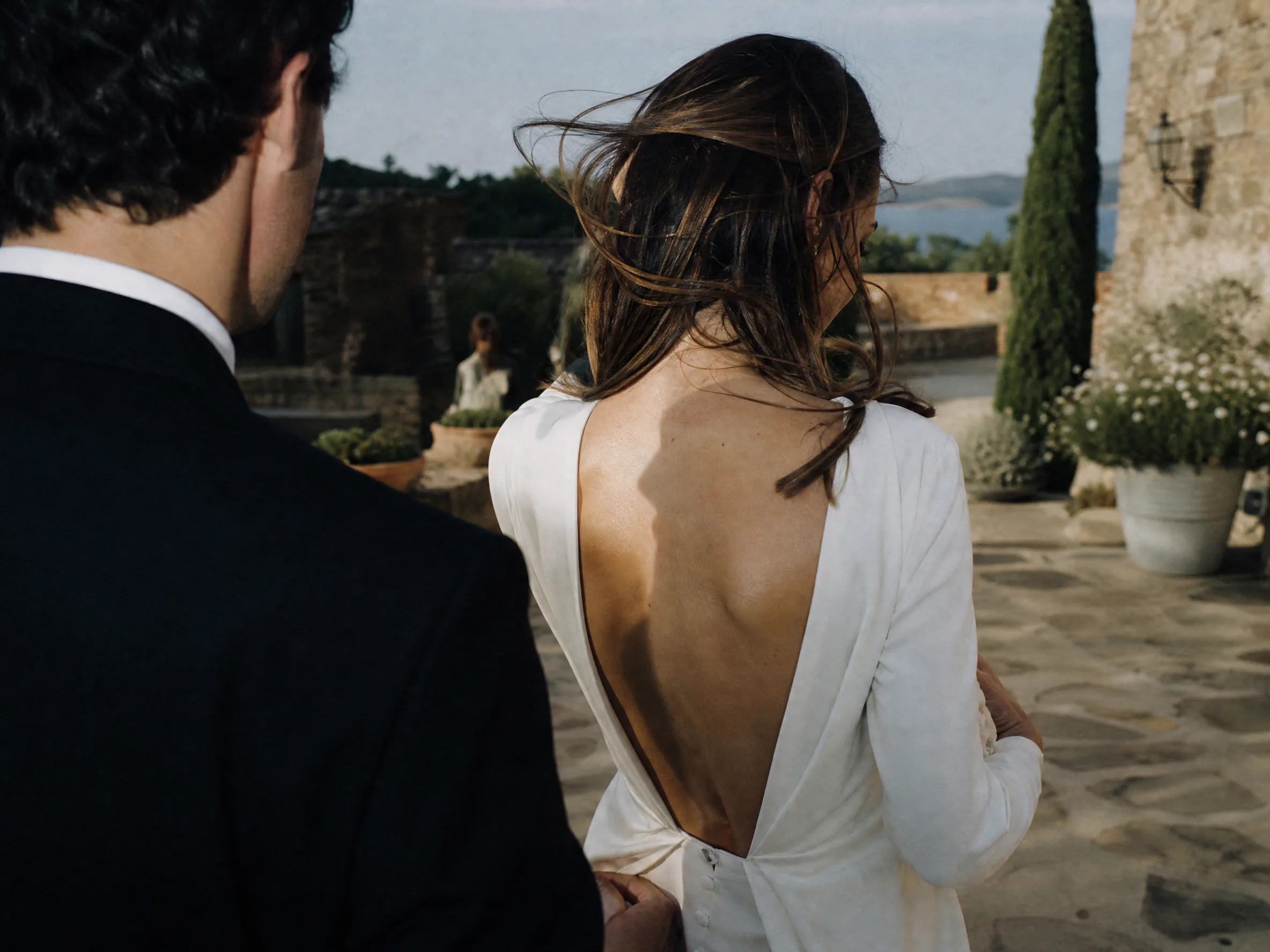 Luxury wedding detail: Handling Wind on the Coast